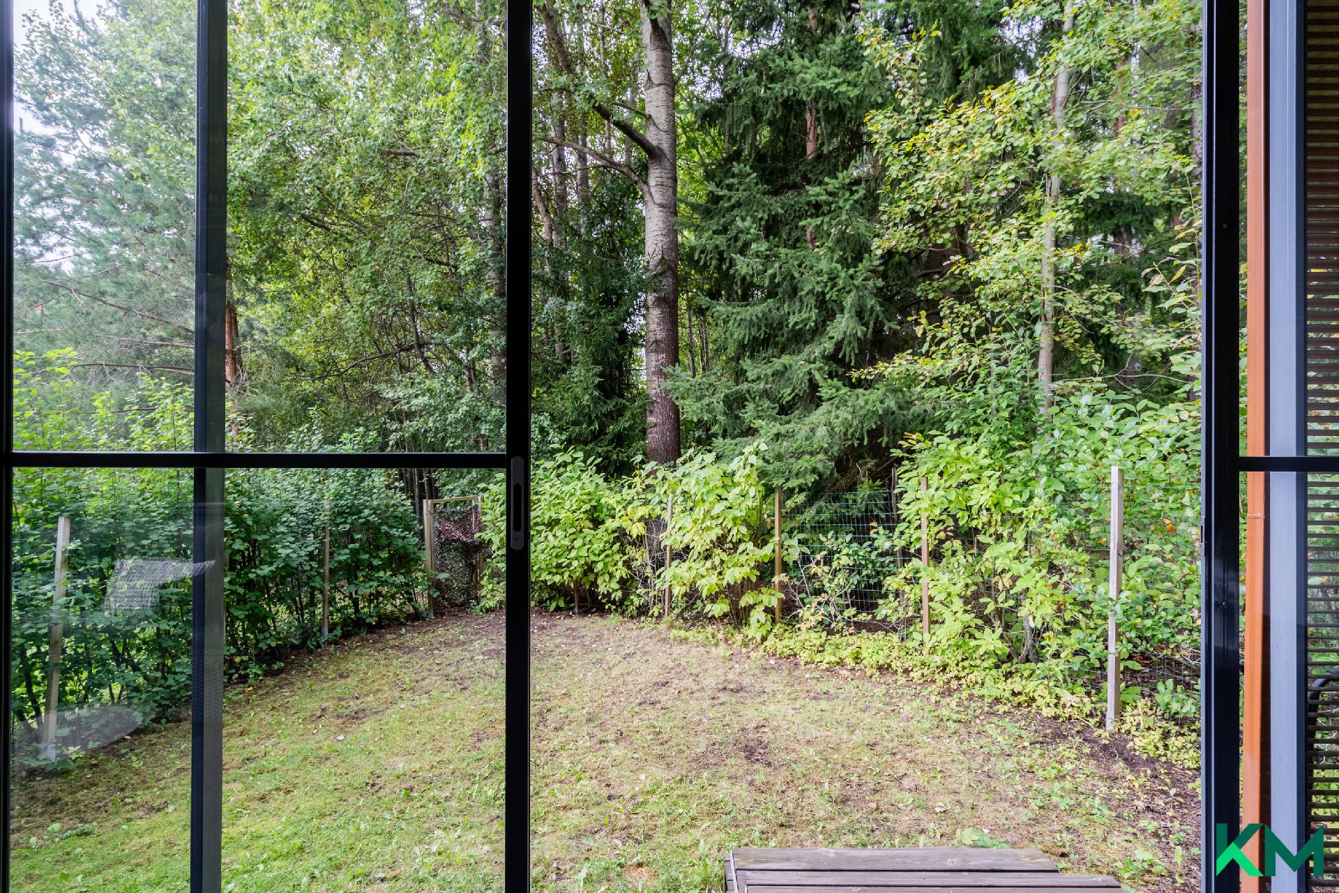 Näkymä lasitetulta terassilta 