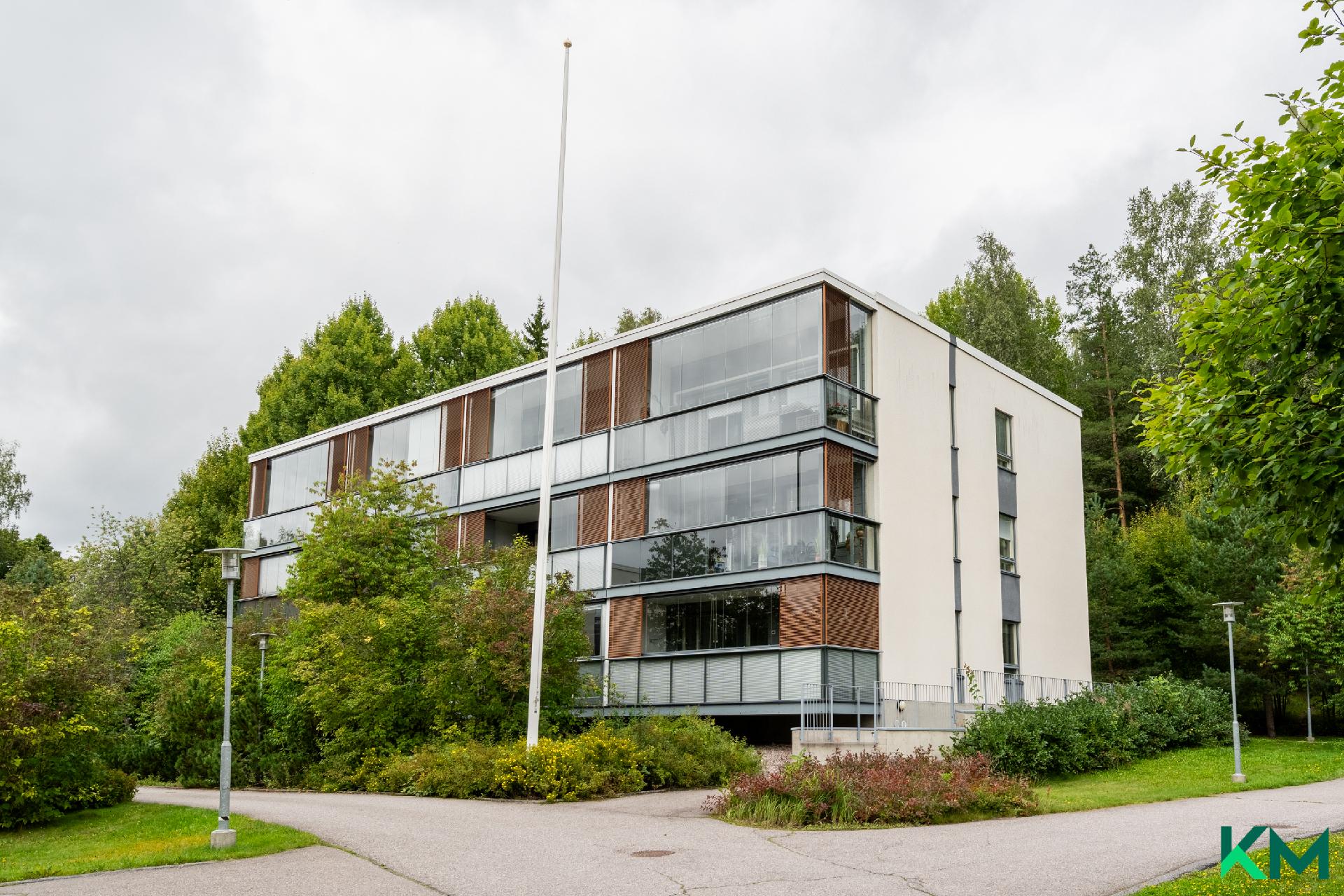 Tämä talo sijaitsee yhtiön laidalla