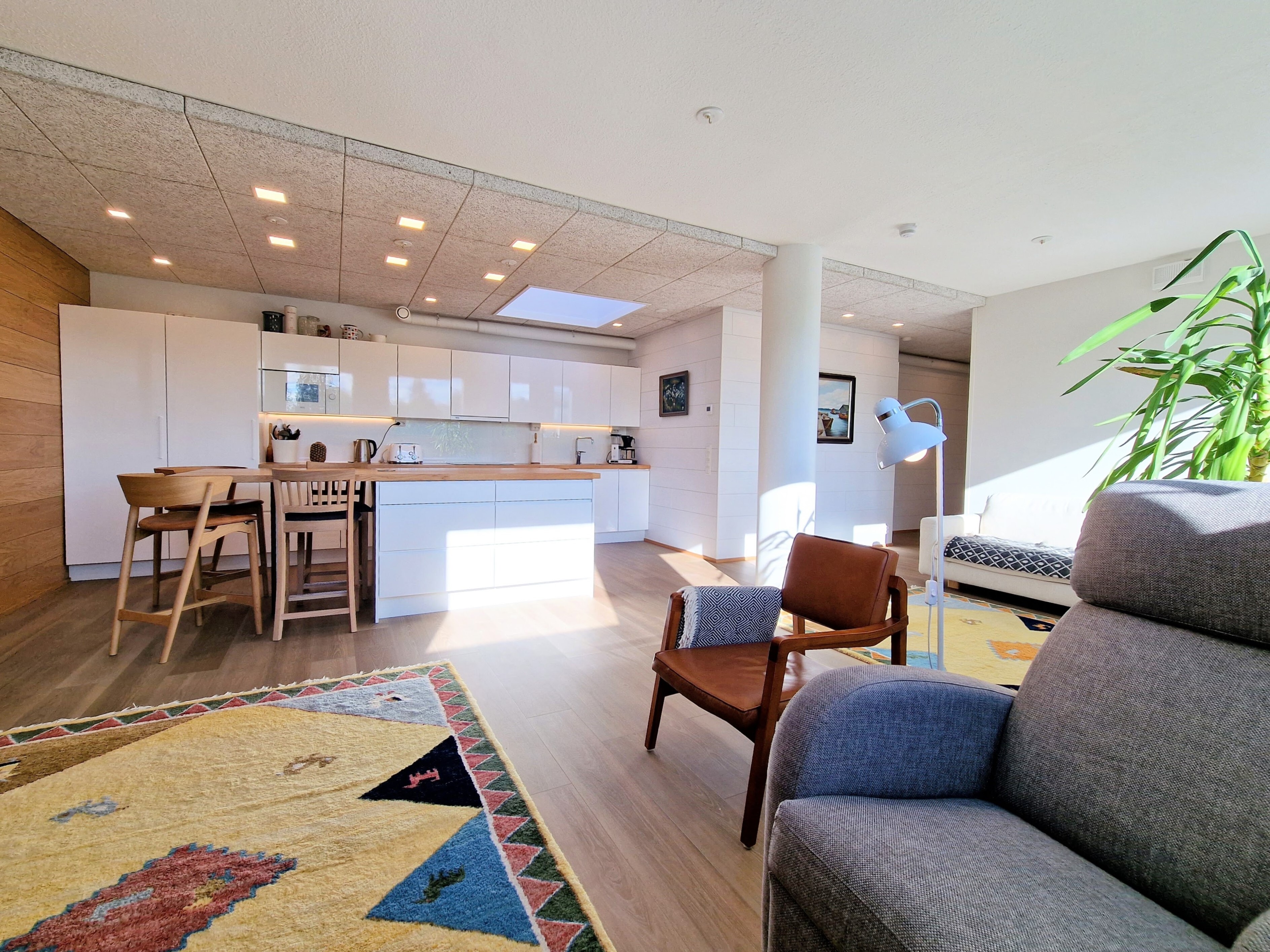 Avara keittiö ja olohuone