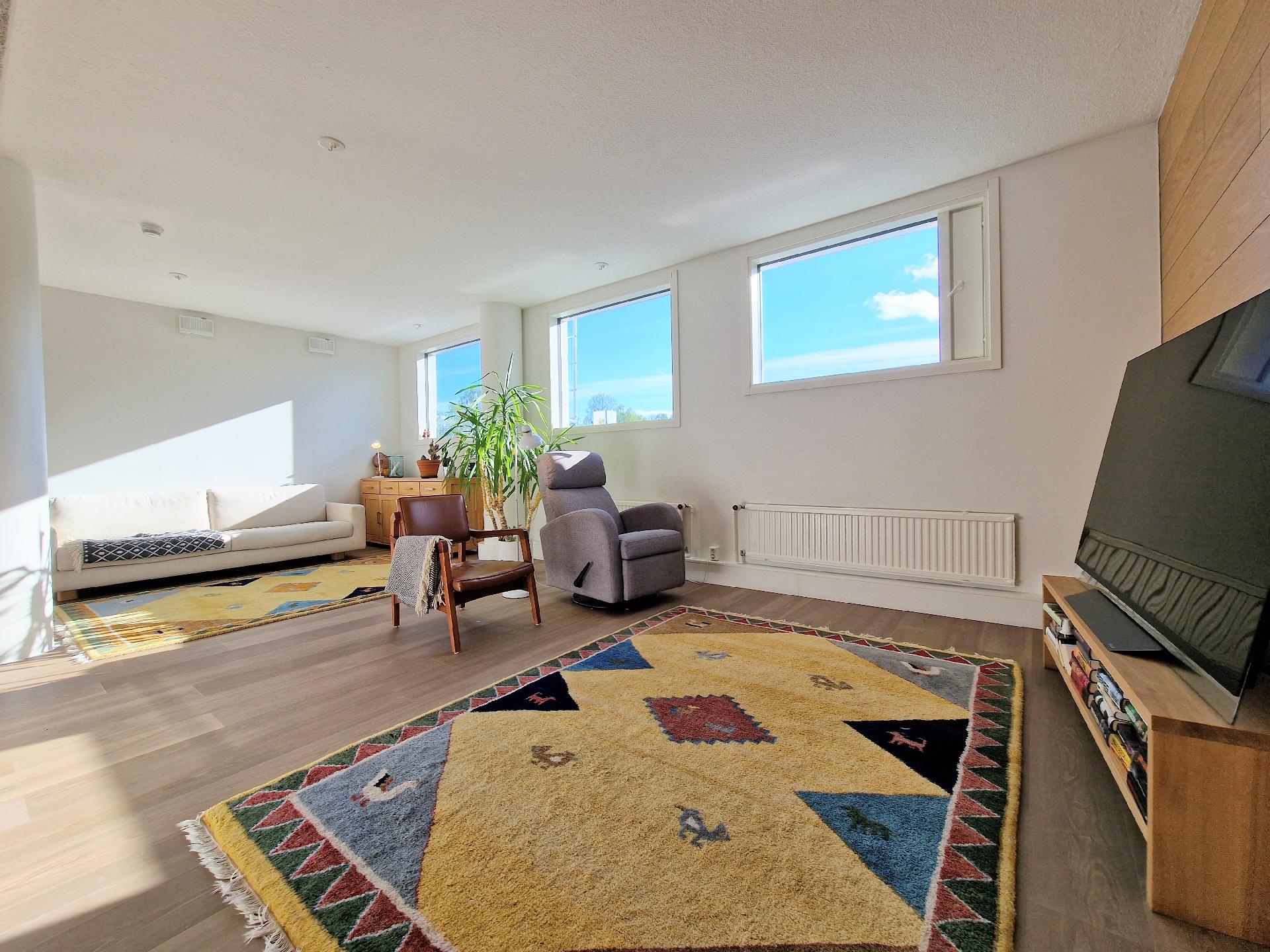 Ikkunoissa UV-suoja, joka ehkäisee liiallista lämpösäteilyä.