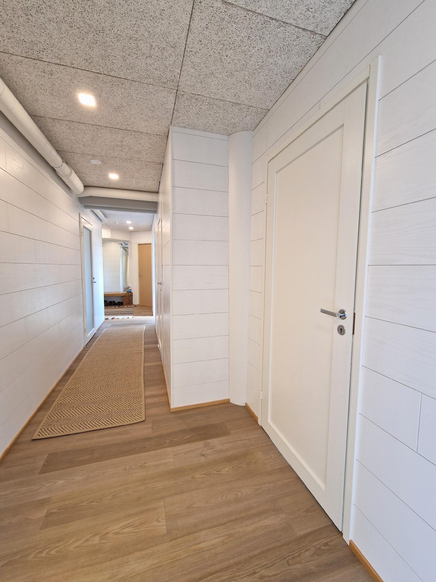 Näkymät olohuoneesta päin ulko-ovea kohti