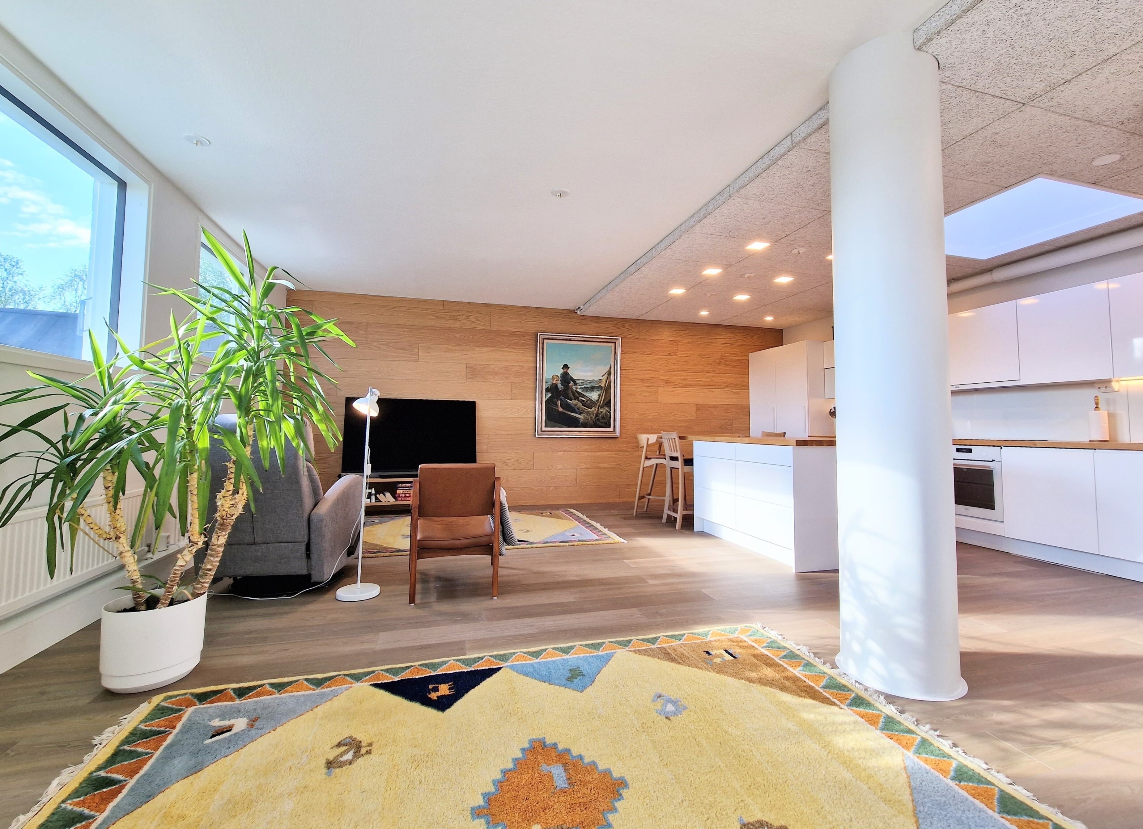 Päätyseinässä oleva laadukas tammipaneeli tuo pehmeyttä