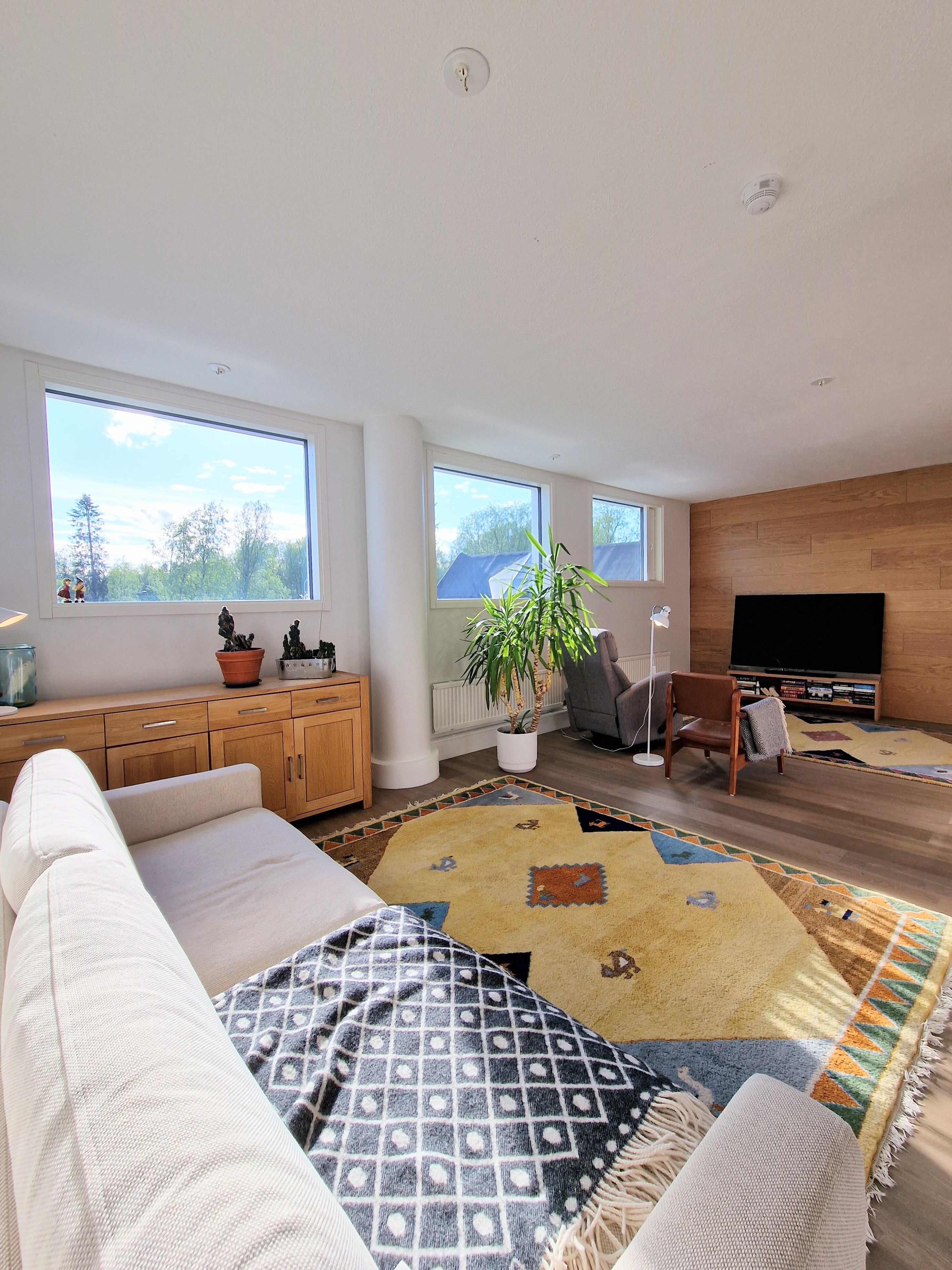 Näkymät eteisestä olohuoneeseen