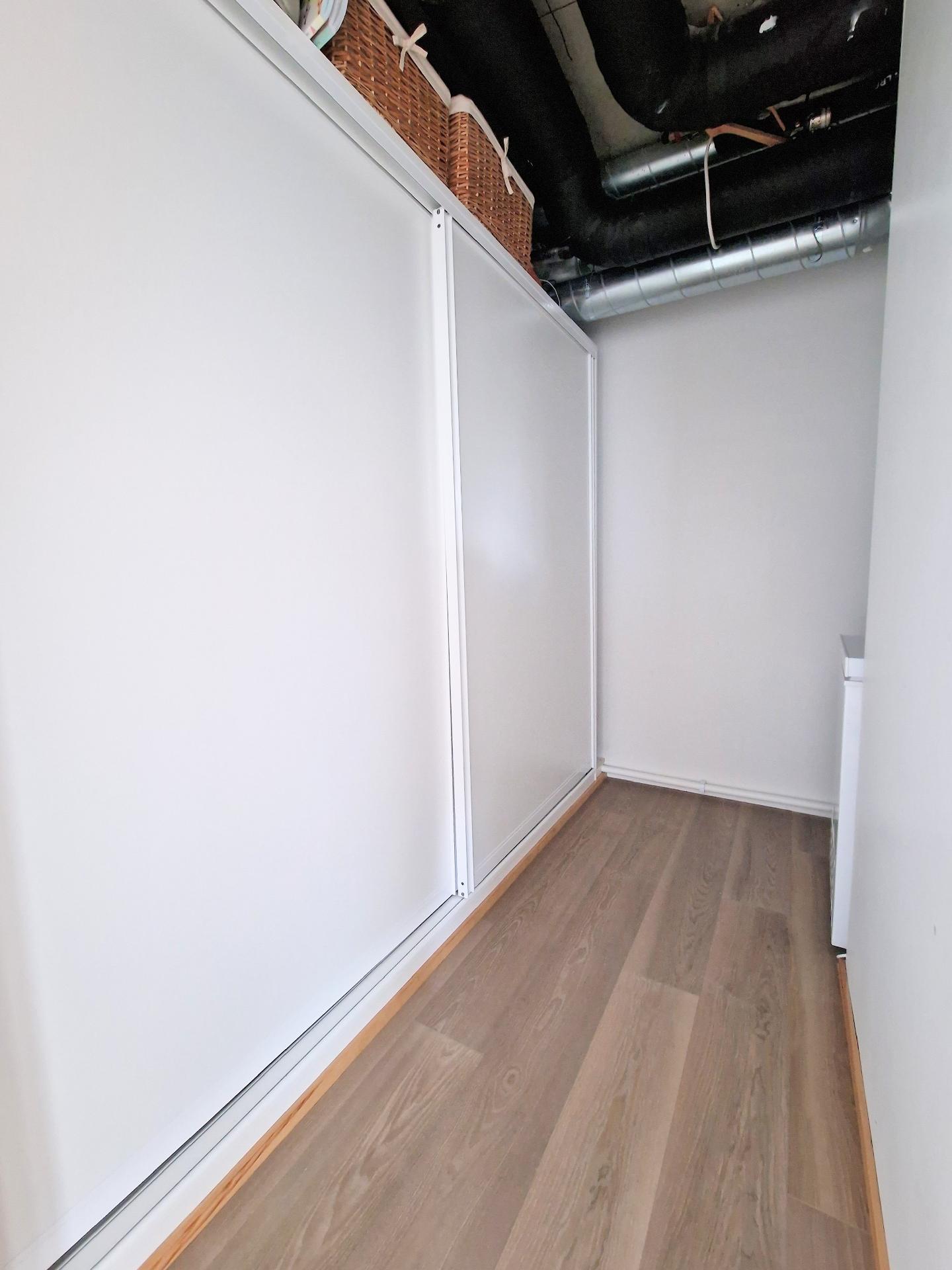 Iso vaatehuone liukuovilla varustettuna