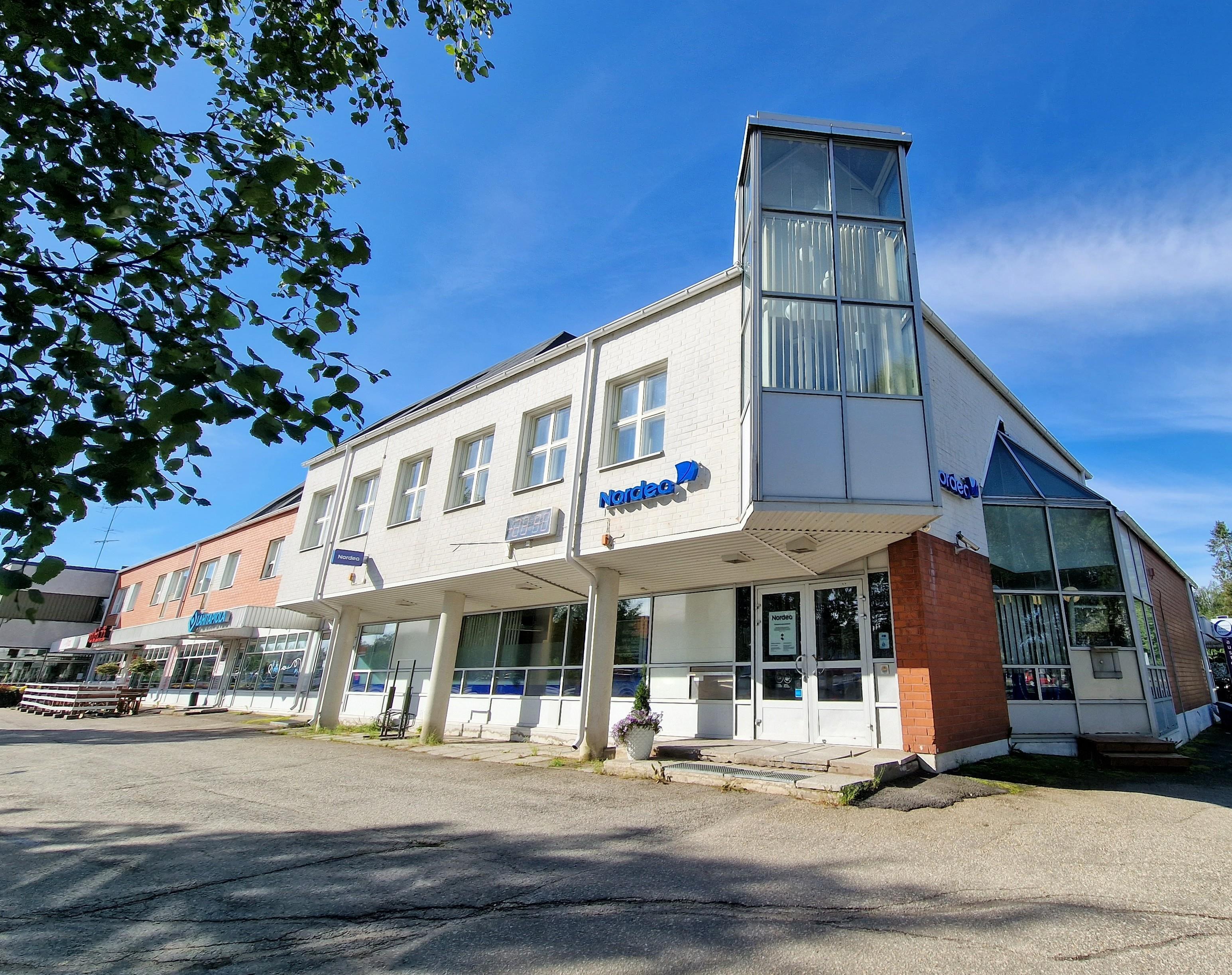 Julkisivu Ivalontielle, huoneisto rauhallisen sisäpihan puolella.