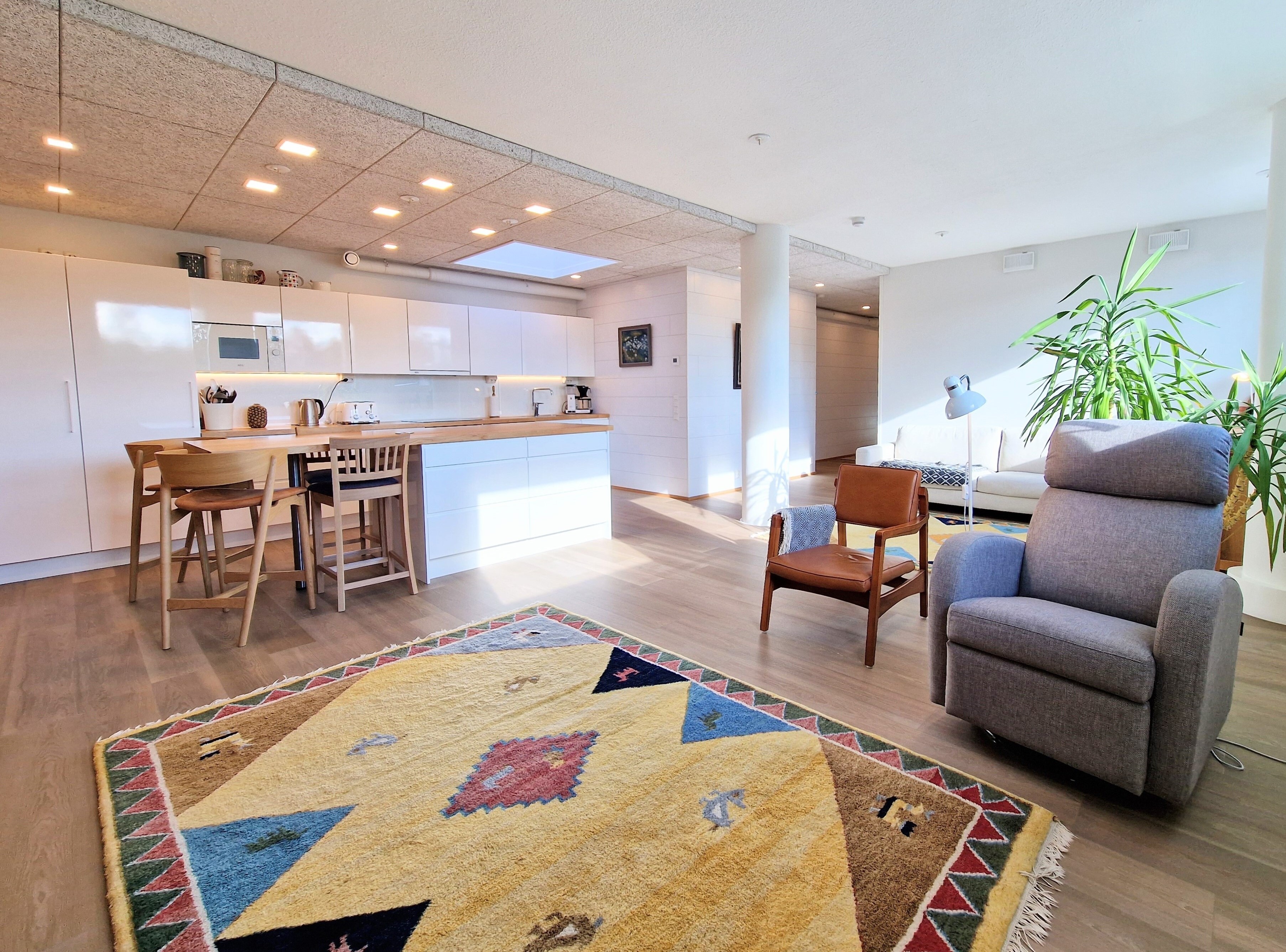 Ikkunoista tulvii valoa avokeittiöön