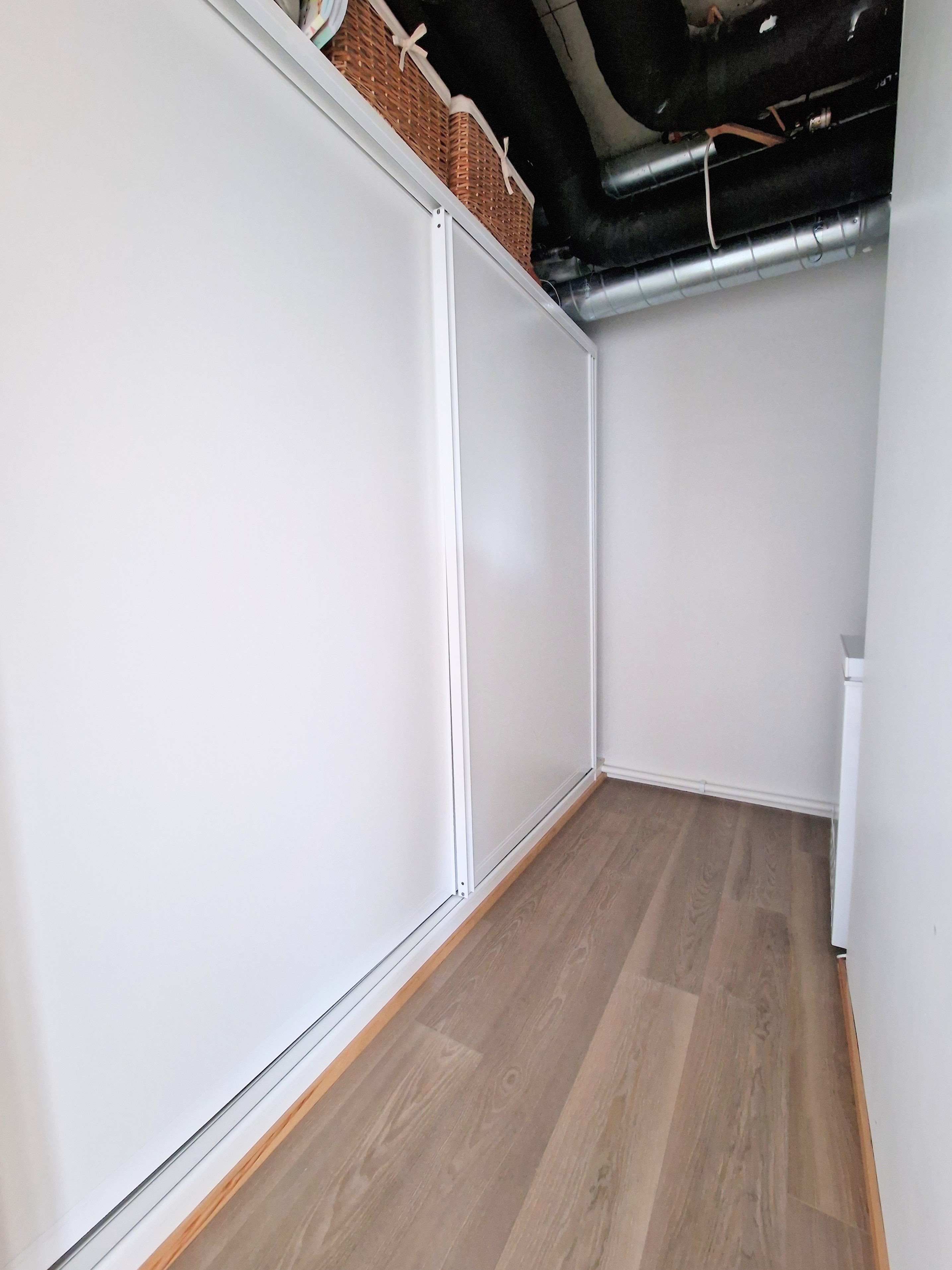 Iso vaatehuone liukuovilla varustettuna