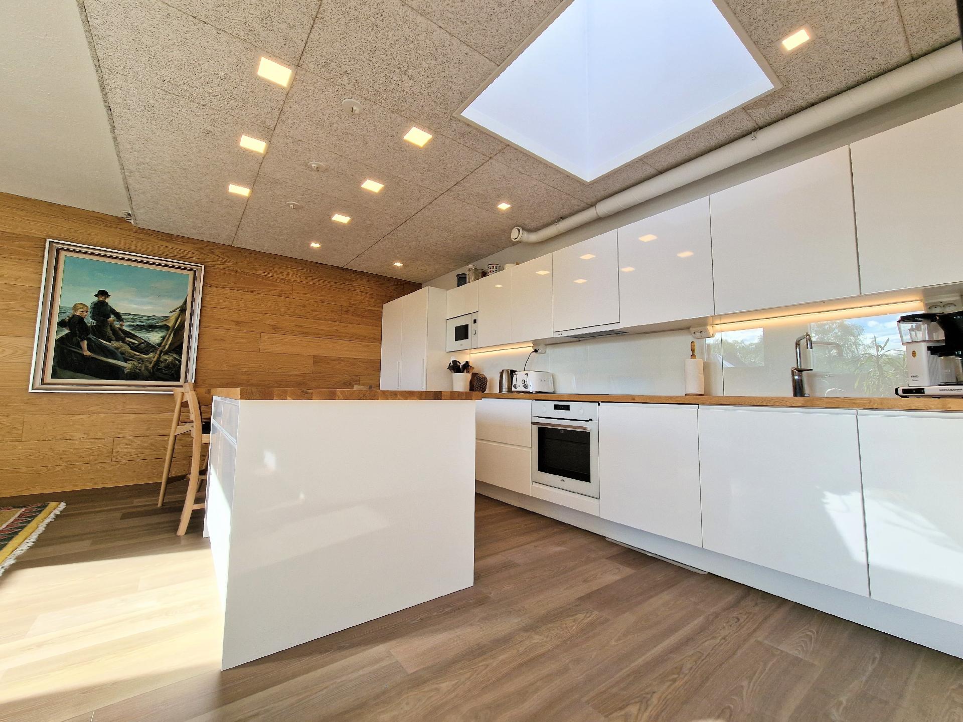 Keittiössä myös kattoikkuna