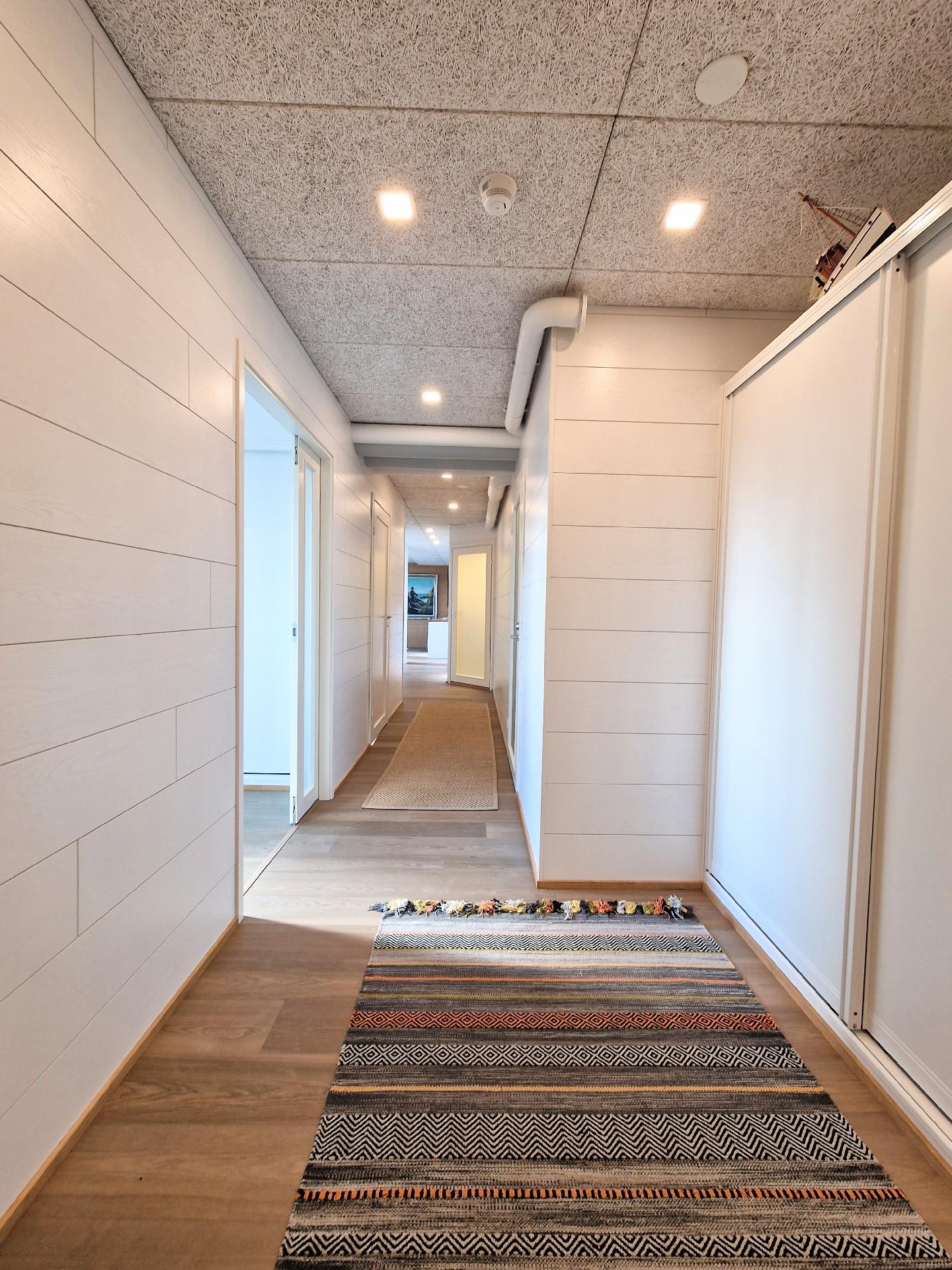 Näkymät ulko-ovelta peremmälle asuntoon