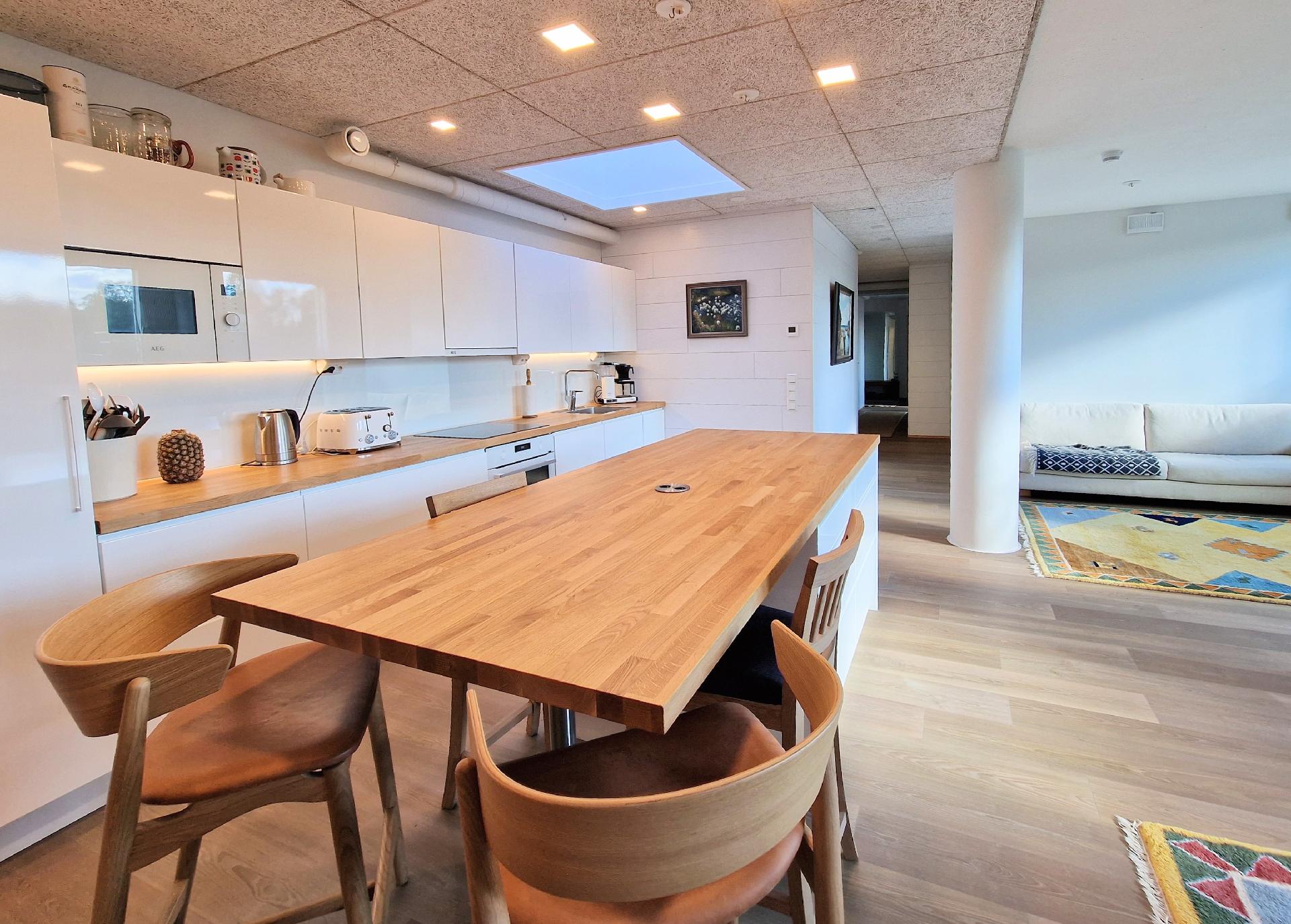 Saarekkeen ääreen mahtuu istumaan  apukokkeja