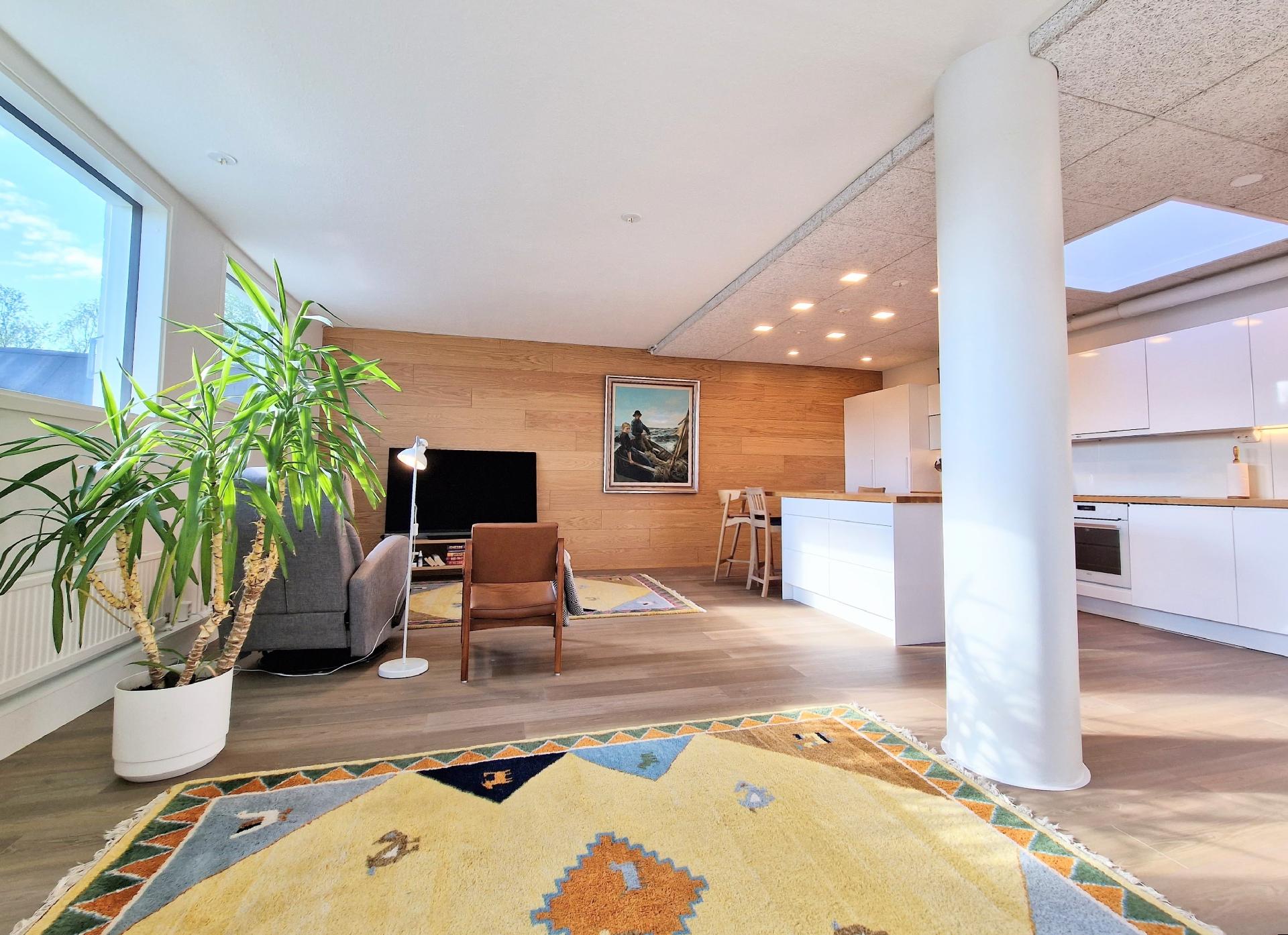 Päätyseinässä oleva laadukas tammipaneeli tuo pehmeyttä