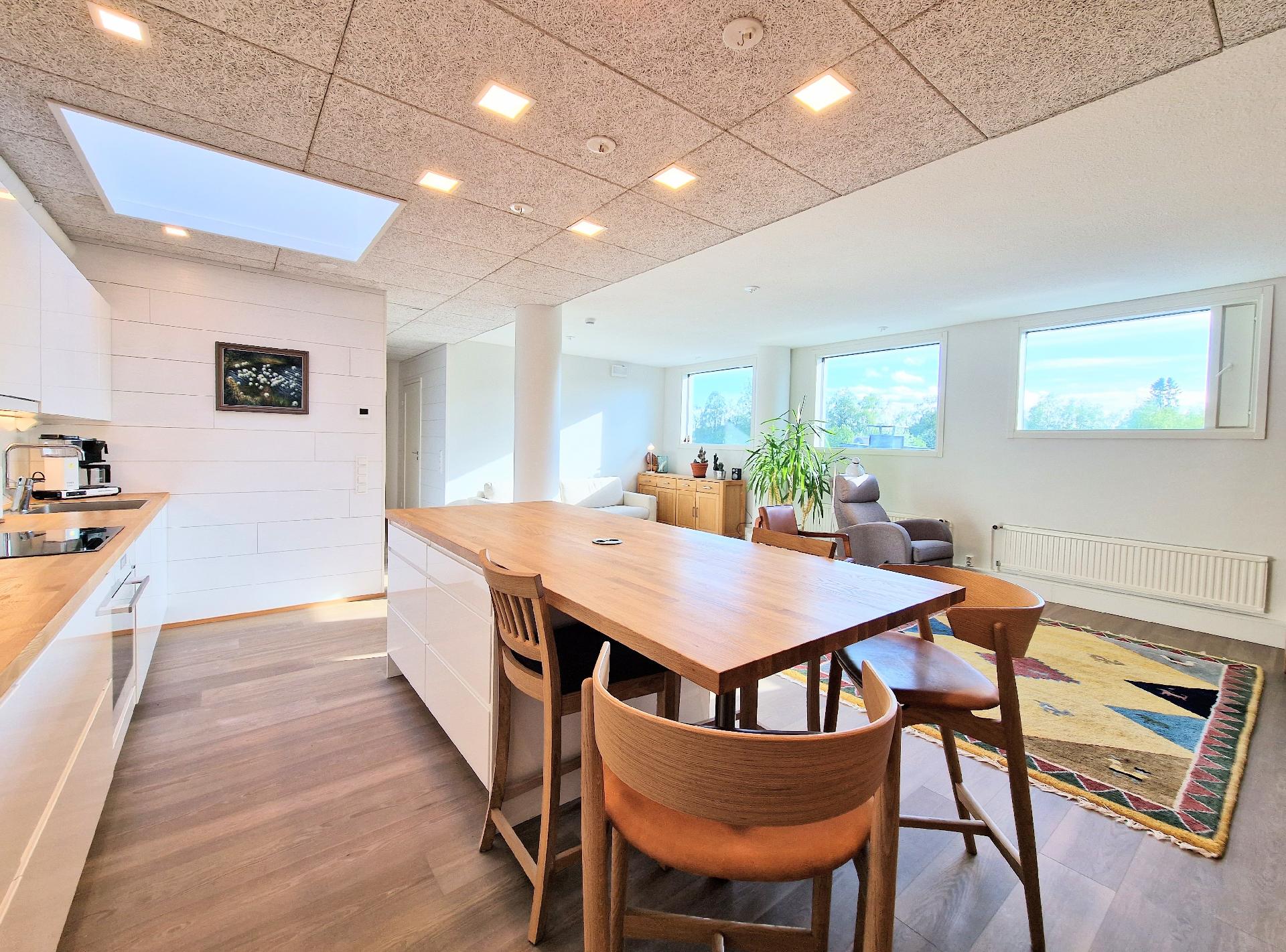 Keittiö avautuu olohuoneeseen