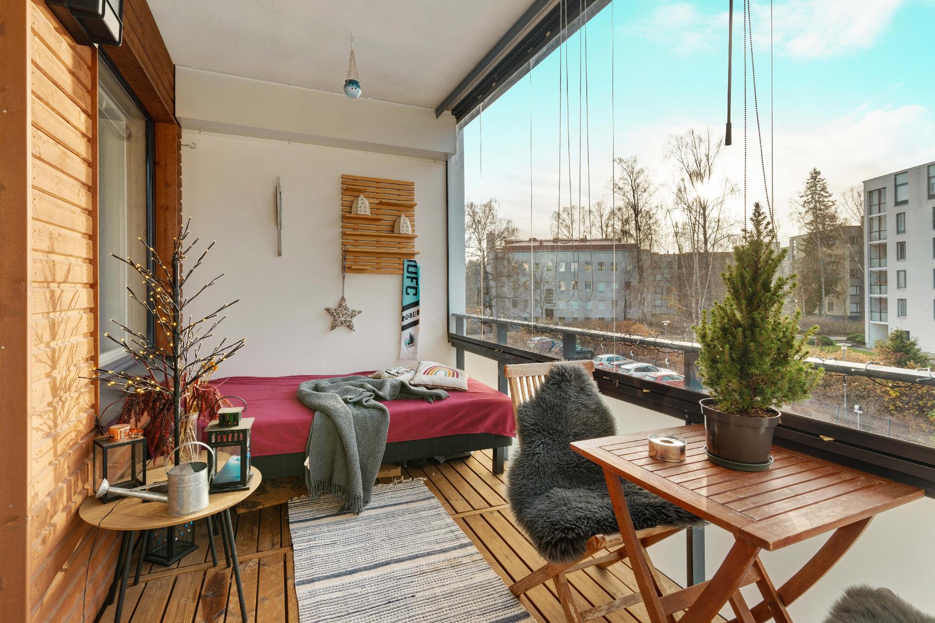 Täällä on nukuttu kesäöitäkin ja suojaa saa rullaverhoilla.