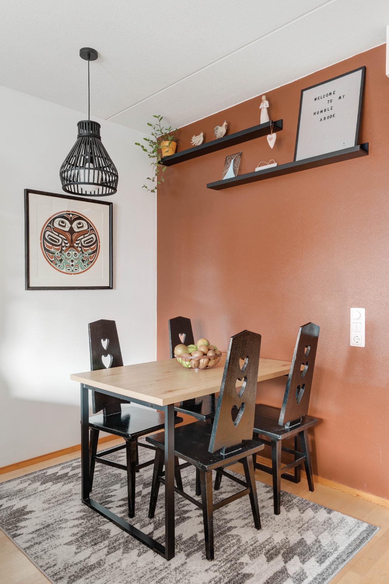 Hyvin mahtuu ruokailunurkkaus olohuoneeseen