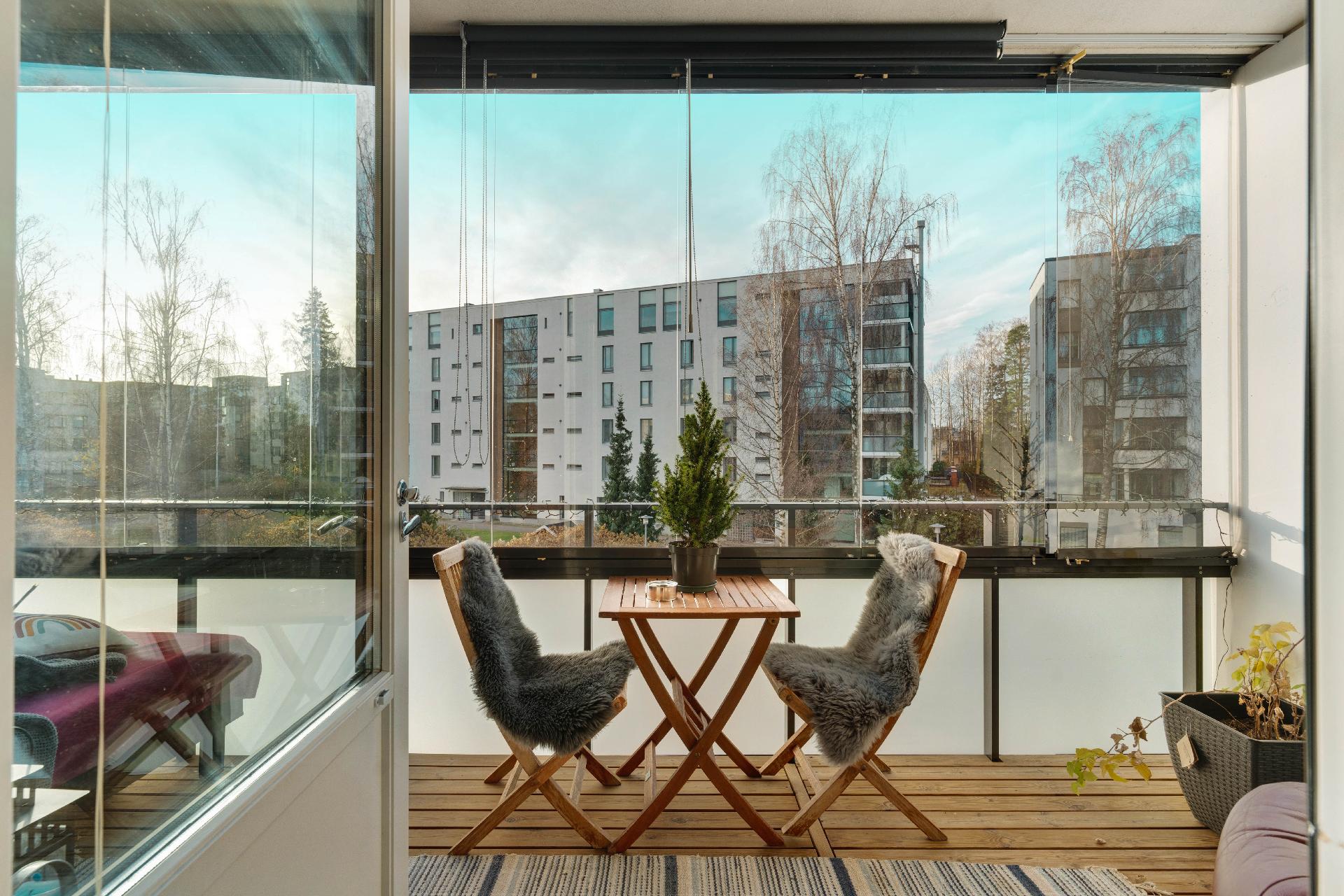 Etelän puoleisella parvekkeella saa nauttia aurongosta.