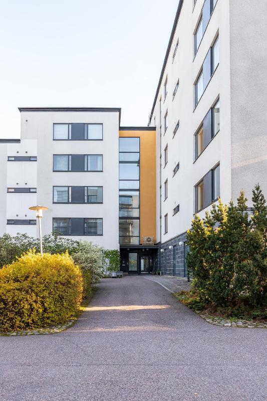 A-rapun seinustalla on pyörävarasto.