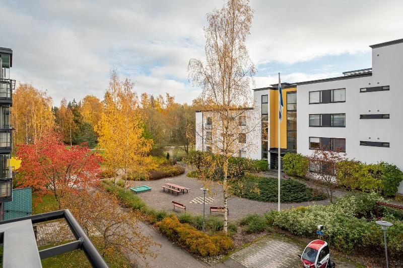 Yhtiön piha-alue on suojainen ja jatkuu Steniuksen puistoon