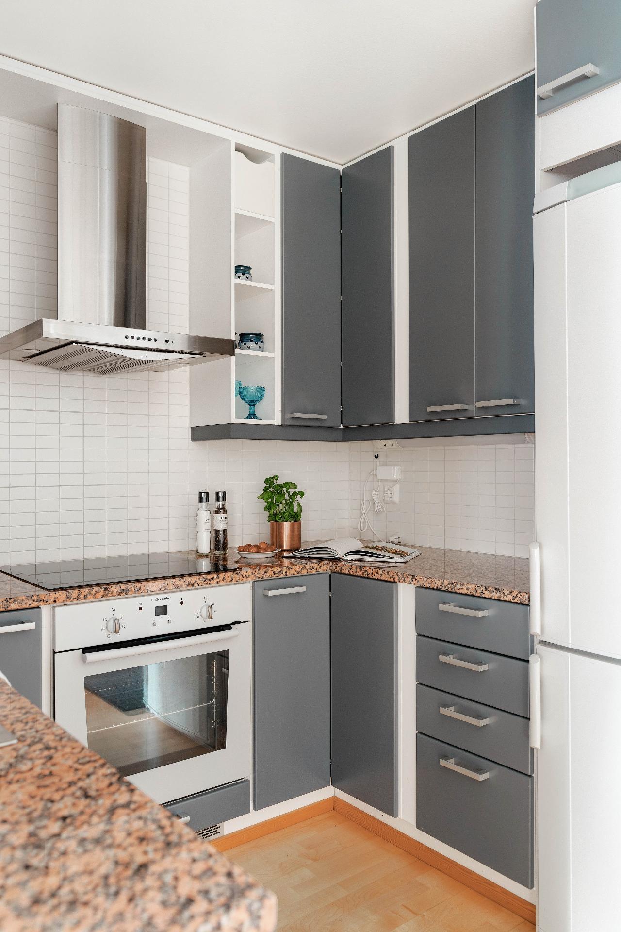 Kätevässä keittiössä on tyylikkäät kivitasot.