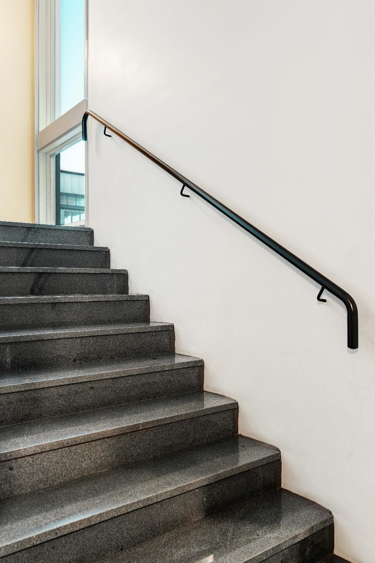 Tyylikkäiden rappujen lisäksi on tietenkin myös hissi.