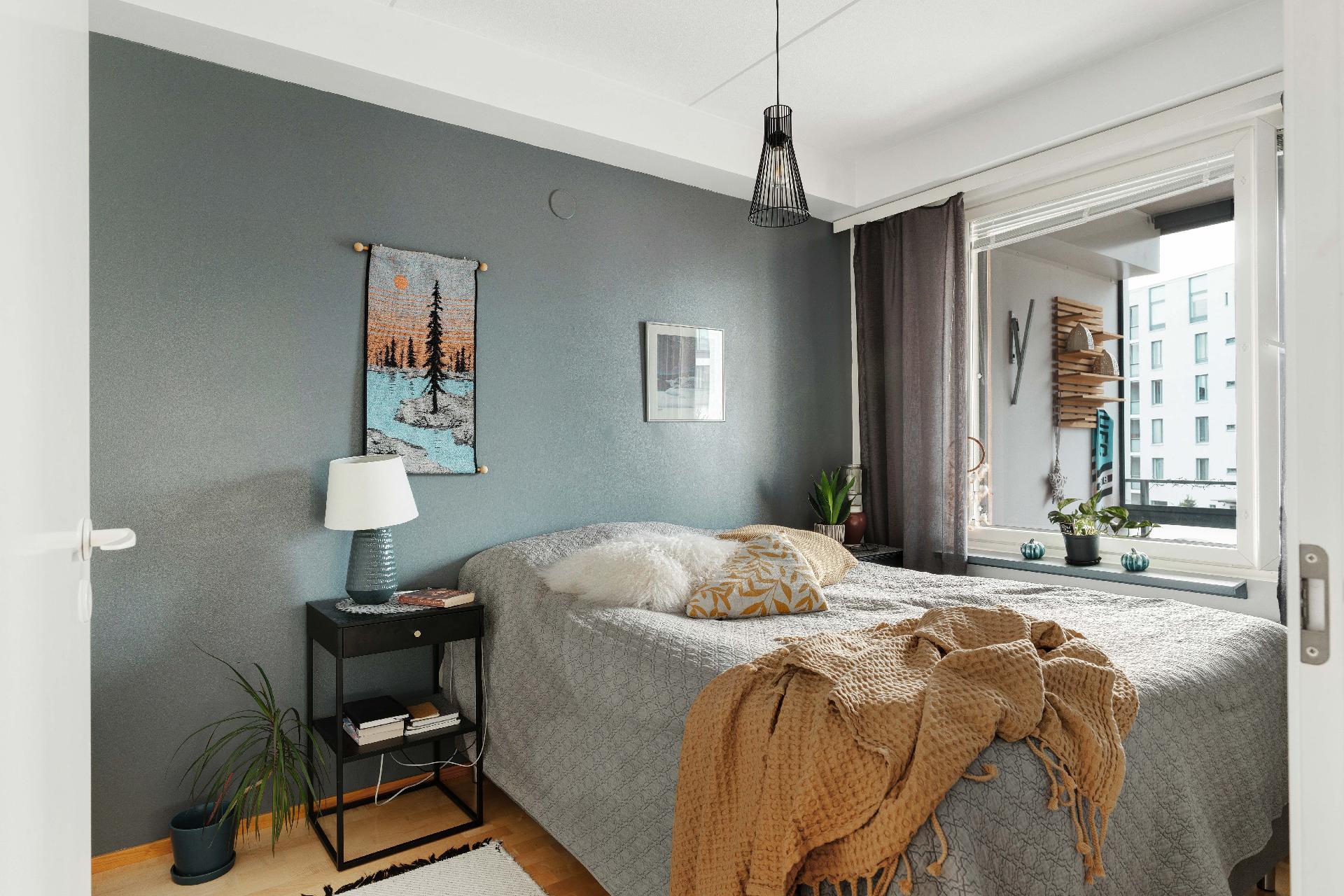 Makuuhuone on tilava ja