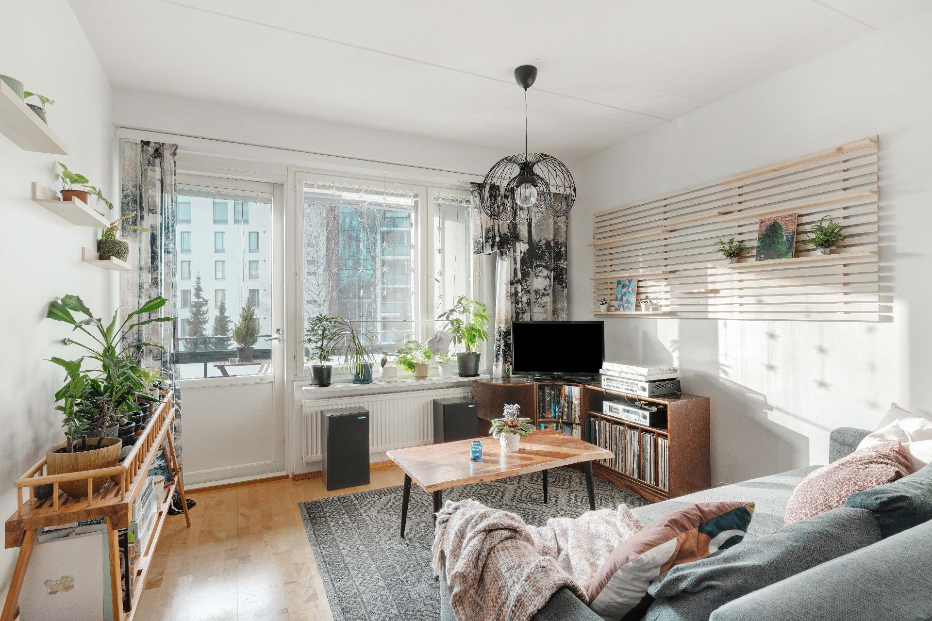 Olhuone jatkuu isolle parvekkeelle.