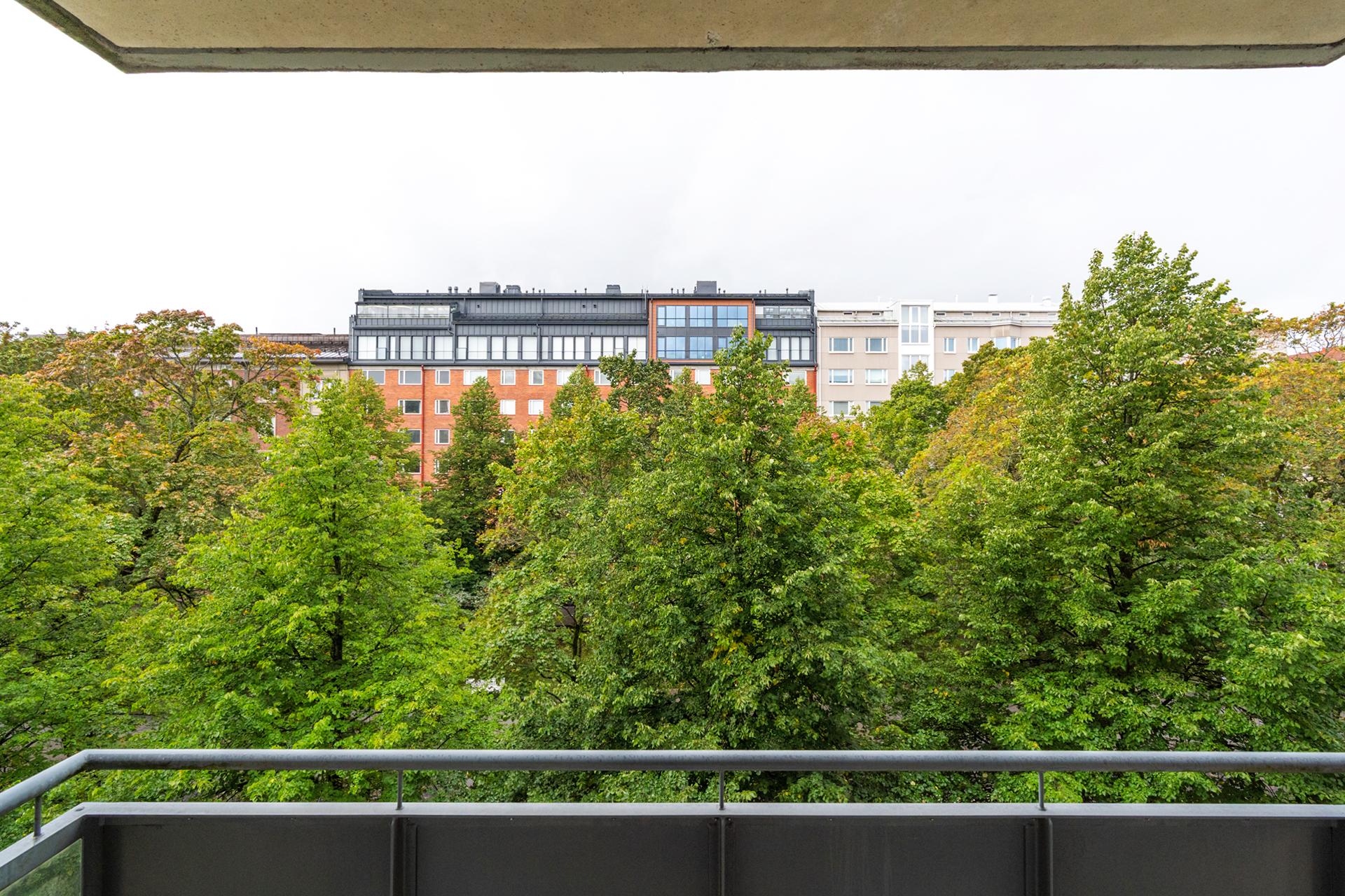 Näkymät parvekkeelta Hämeenpuistolle 