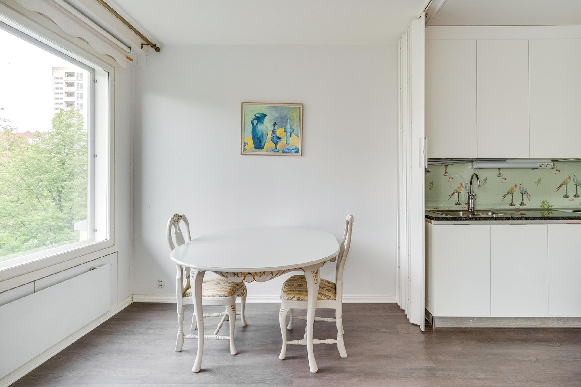 Keittiön yhteydessä erillinen ruokailutila, maisemat Hämeenpuistoon 