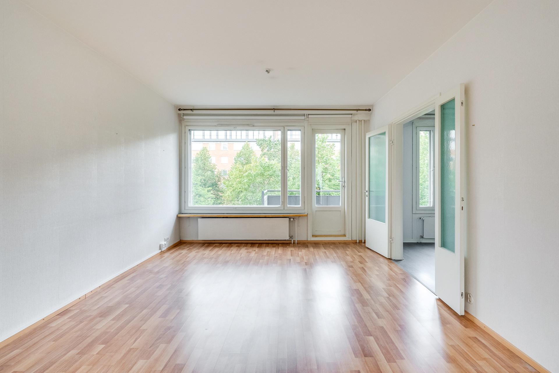 Olohuoneesta käynti länsiparvekkeelle Hämeenpuiston suuntaan