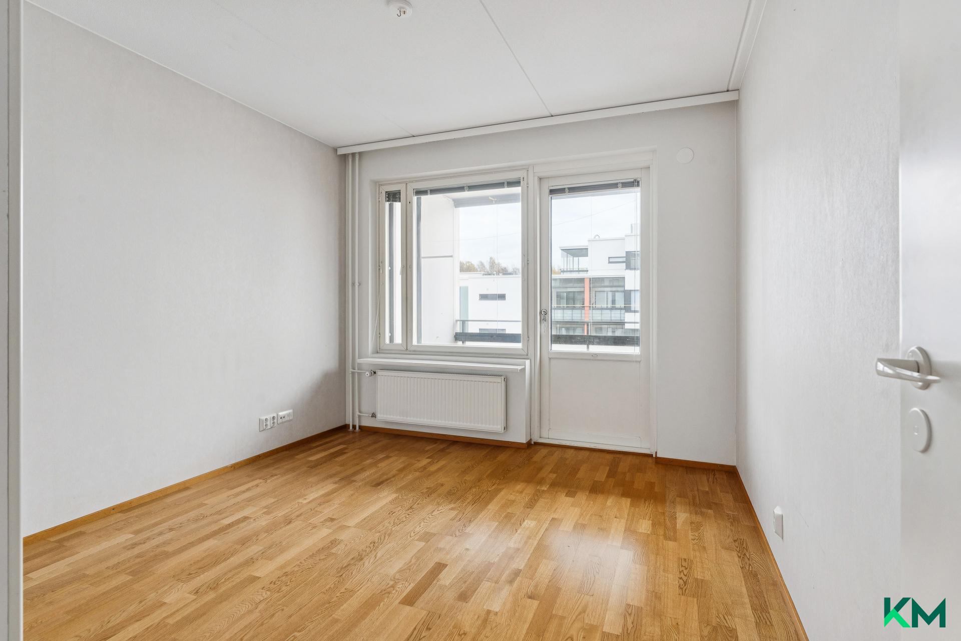 Makuuhuone ja käynti parvekkeelle