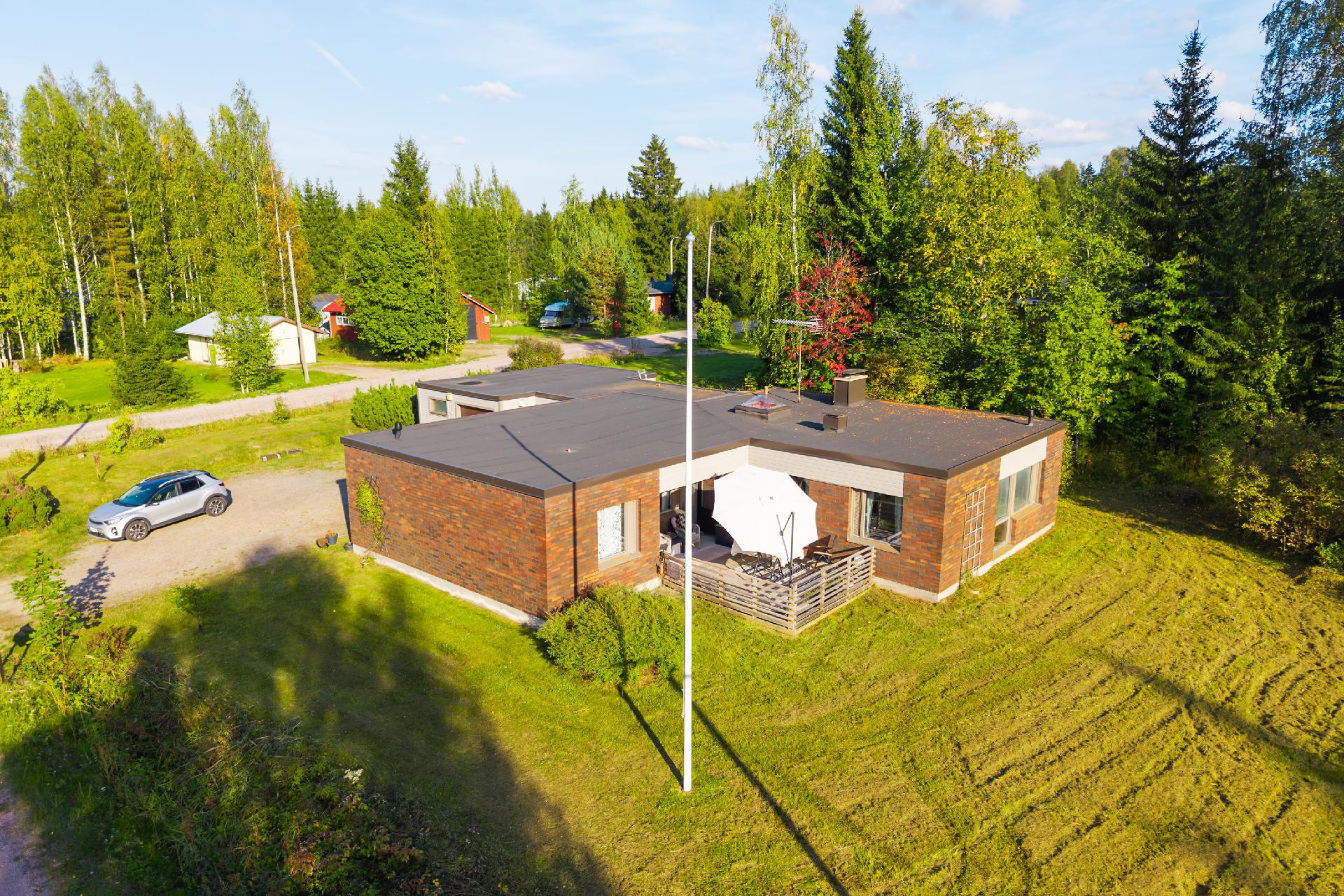 Koivukuja 2, Halli