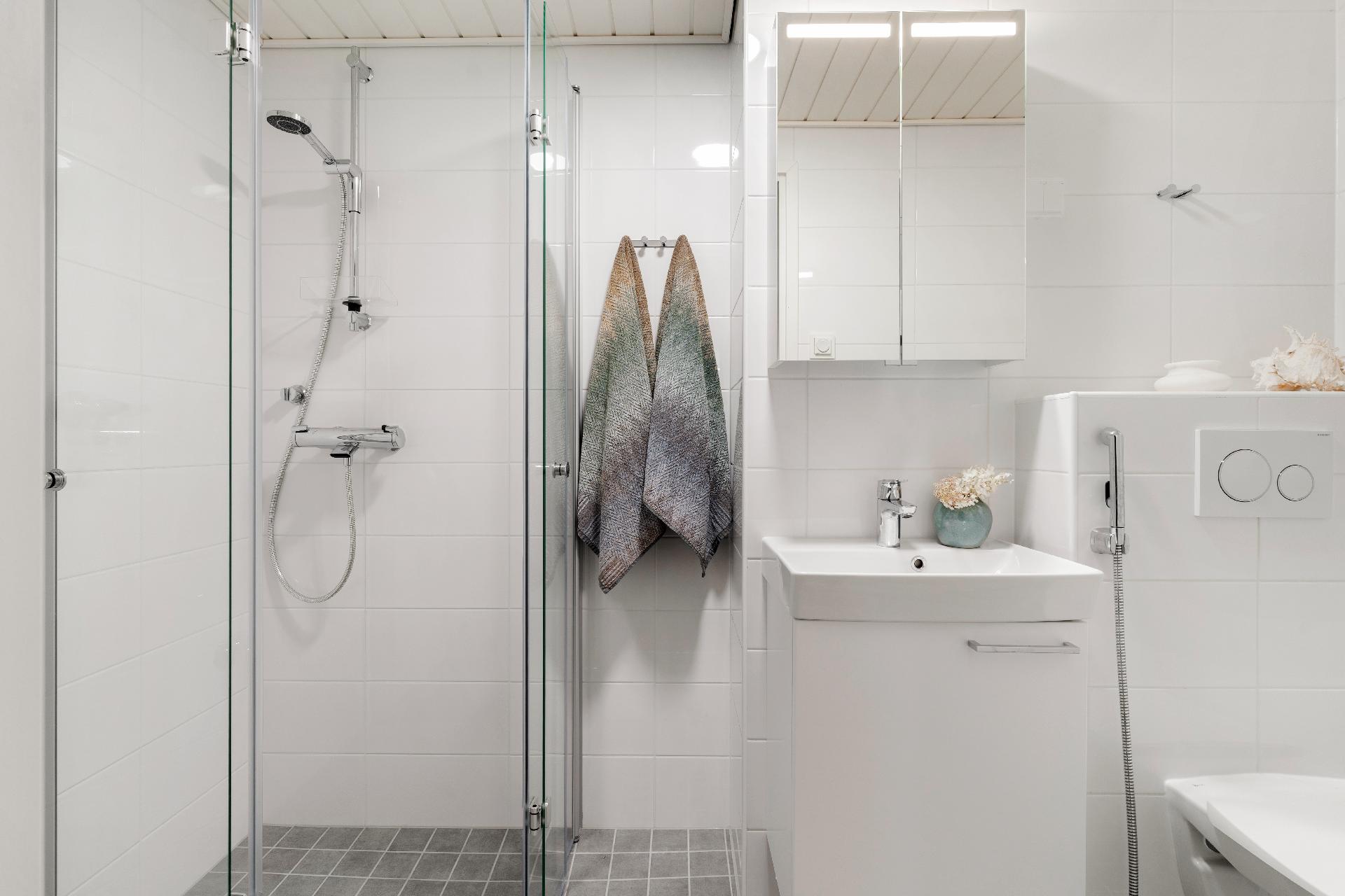 Kylpyhuone on remontoitu 2024 linjasaneerauksen yhteydessä.