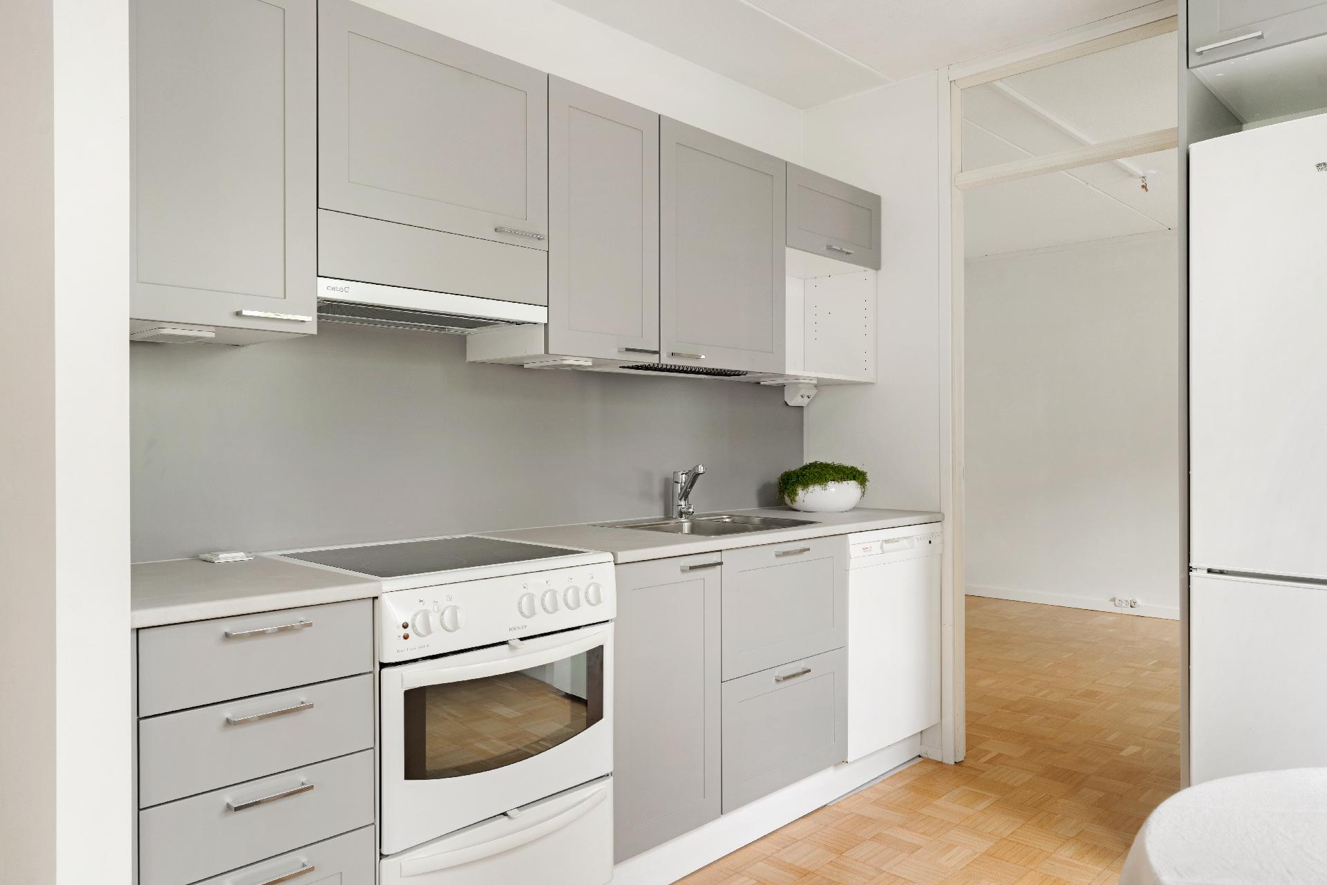 Keittiöstä ja eteisestä käynti makuuhuoneeseen.