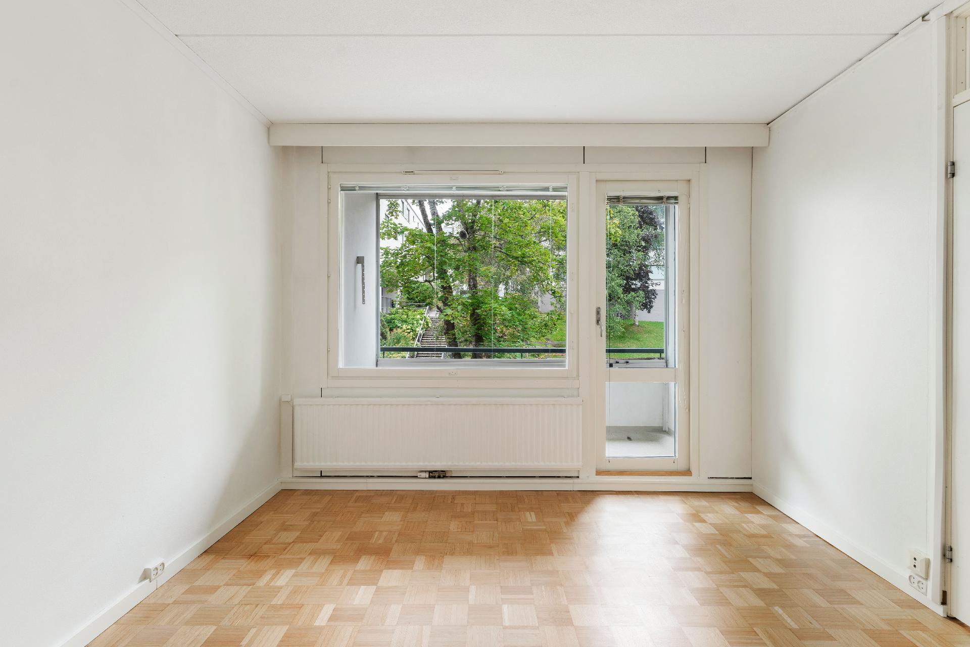 Makuuhuoneesta käynti lasitetulle parvekkeelle.