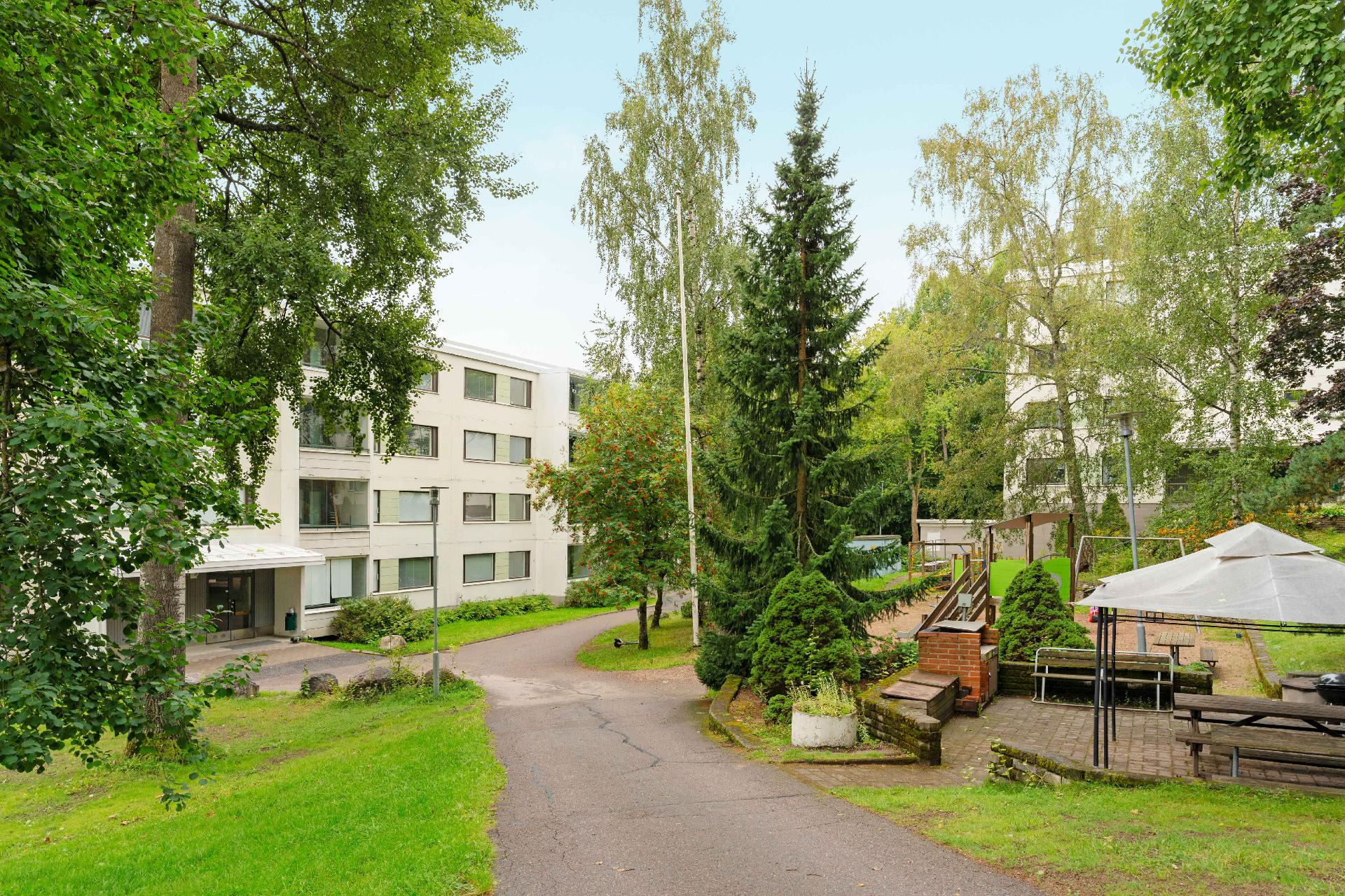 Löytyy mm. grillauspaikka