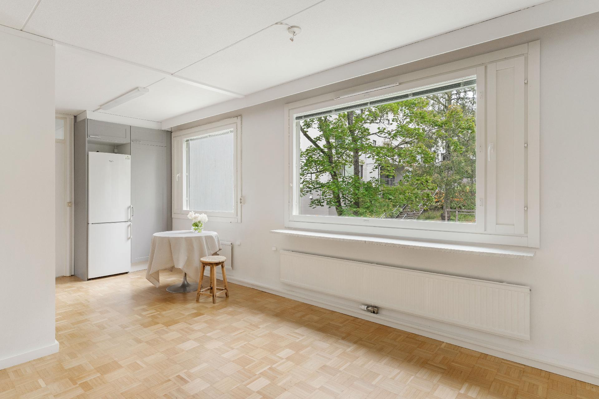 Olohuoneen ja makuuhuoneen väliin sijoittuva moderni keittiö.