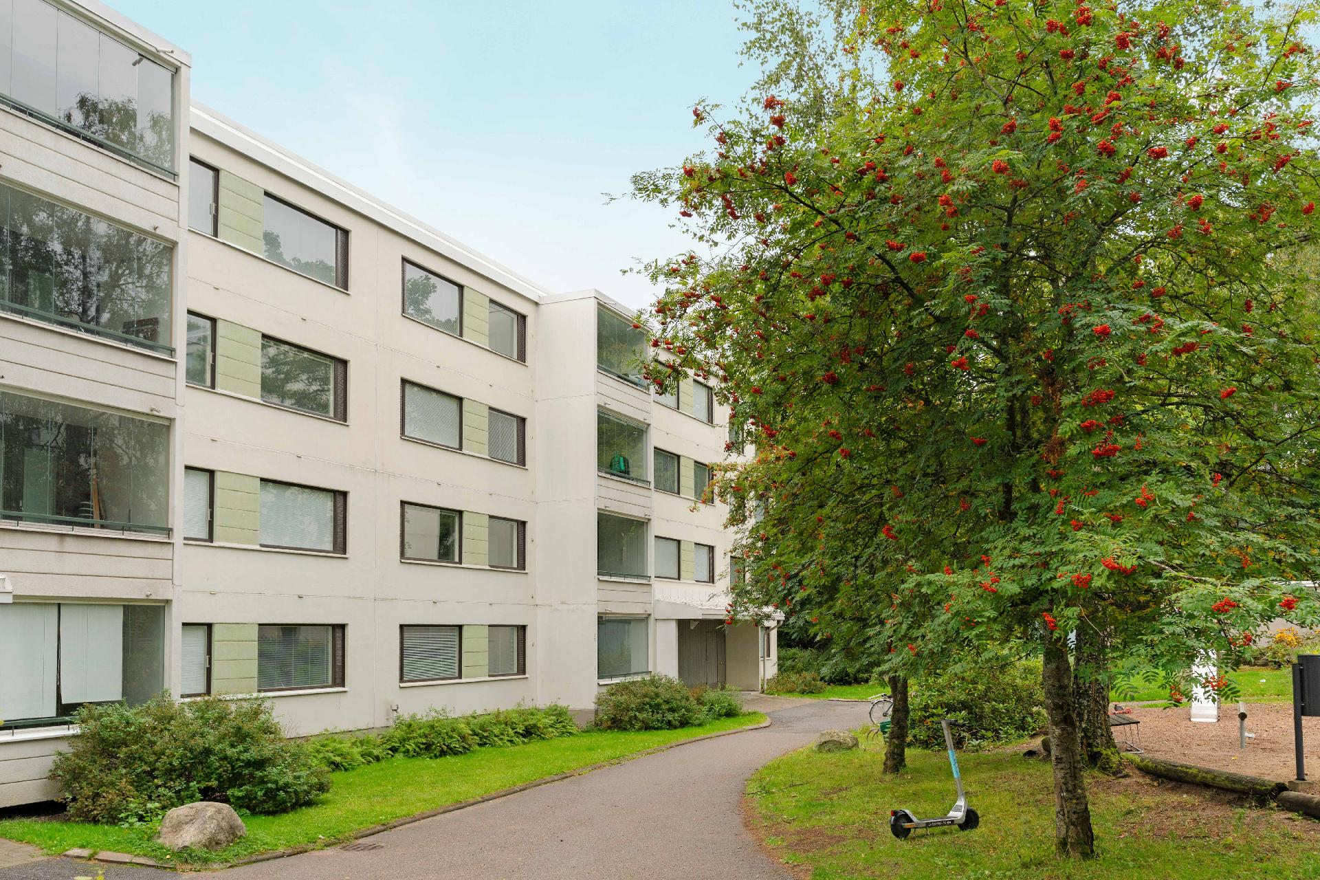 Taloyhtiön pihapiiri on viihtyisä