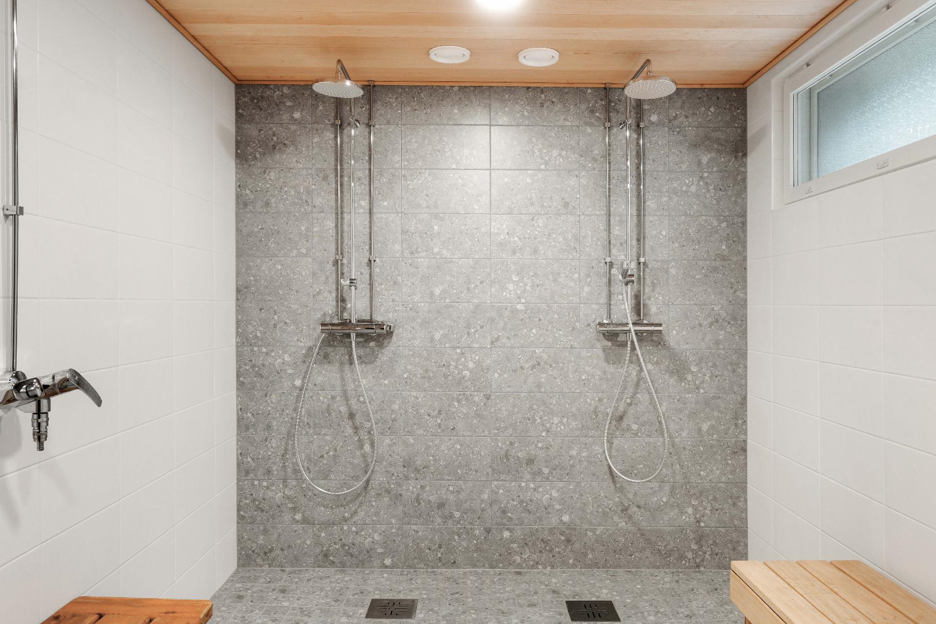 Taloyhtiössä modernit, remontoidut saunatilat.