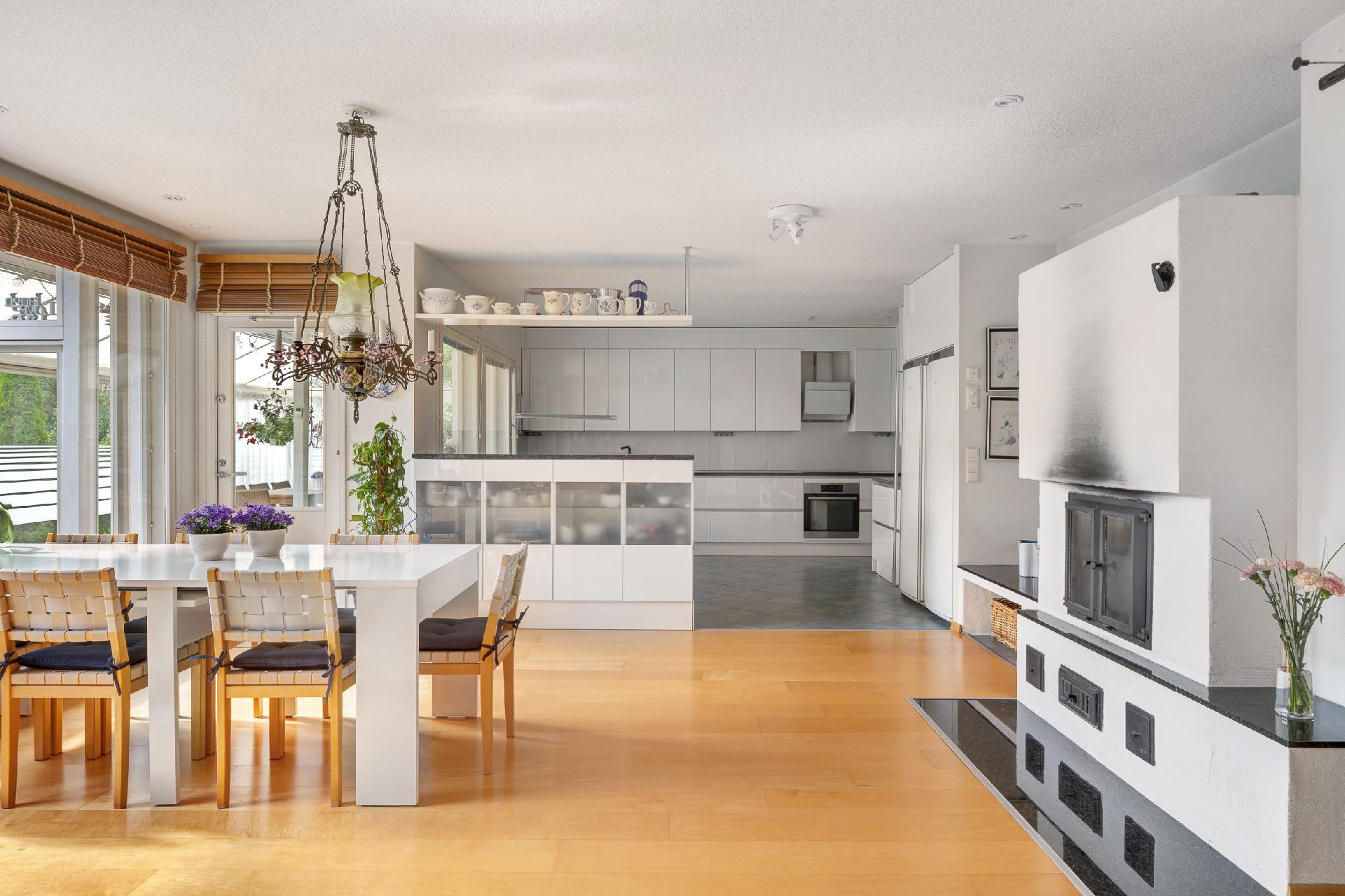 Keittiö, ruokailutila ja olohuone muodostavat viihtyisän kokonaisuuden. 