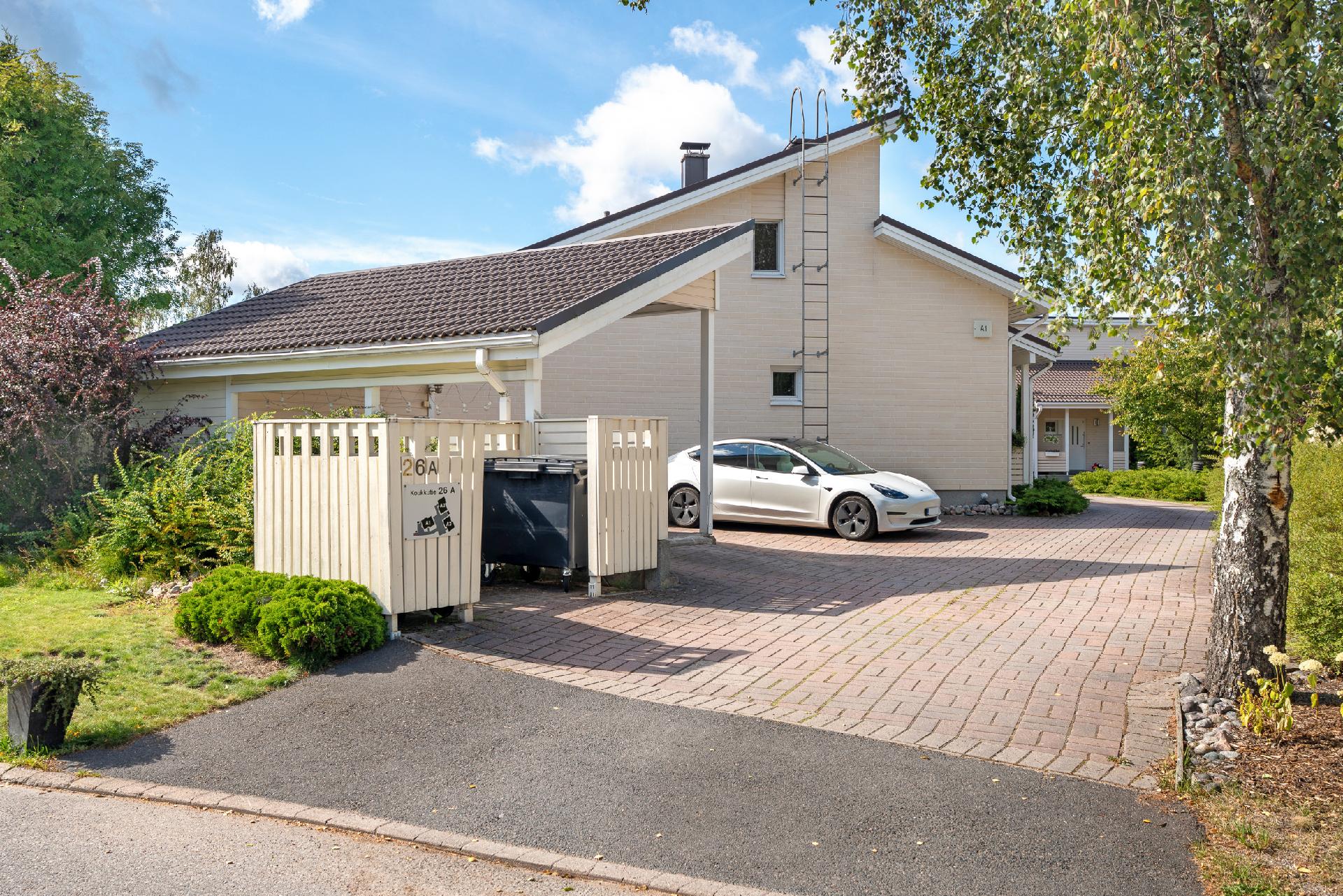 Yhtiön sisäänajopiha.