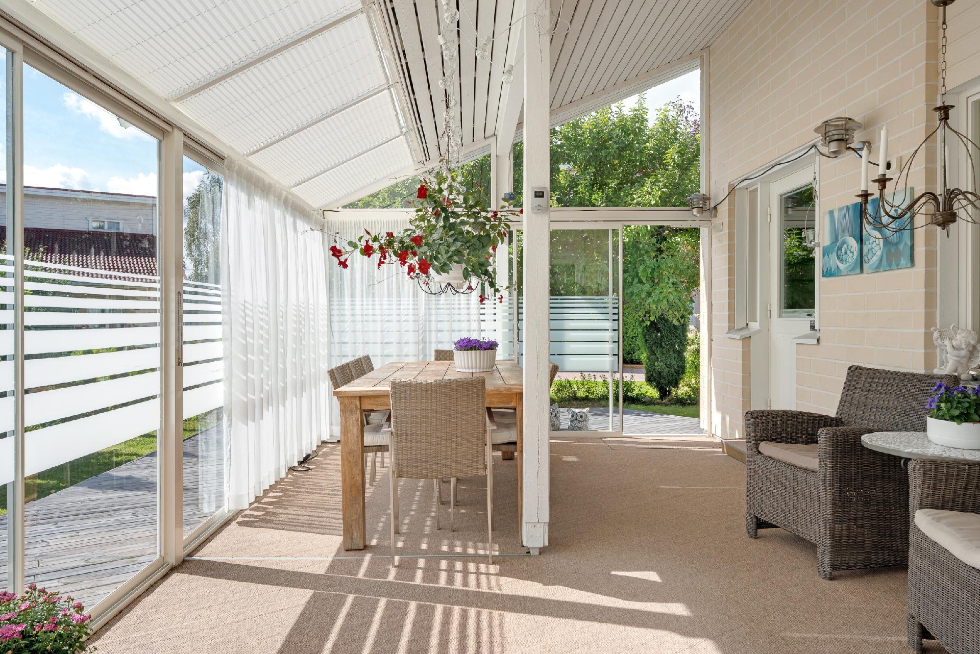 Lasiterassille mahtuu sekä ruokailuryhmä että sohvaryhmä. 