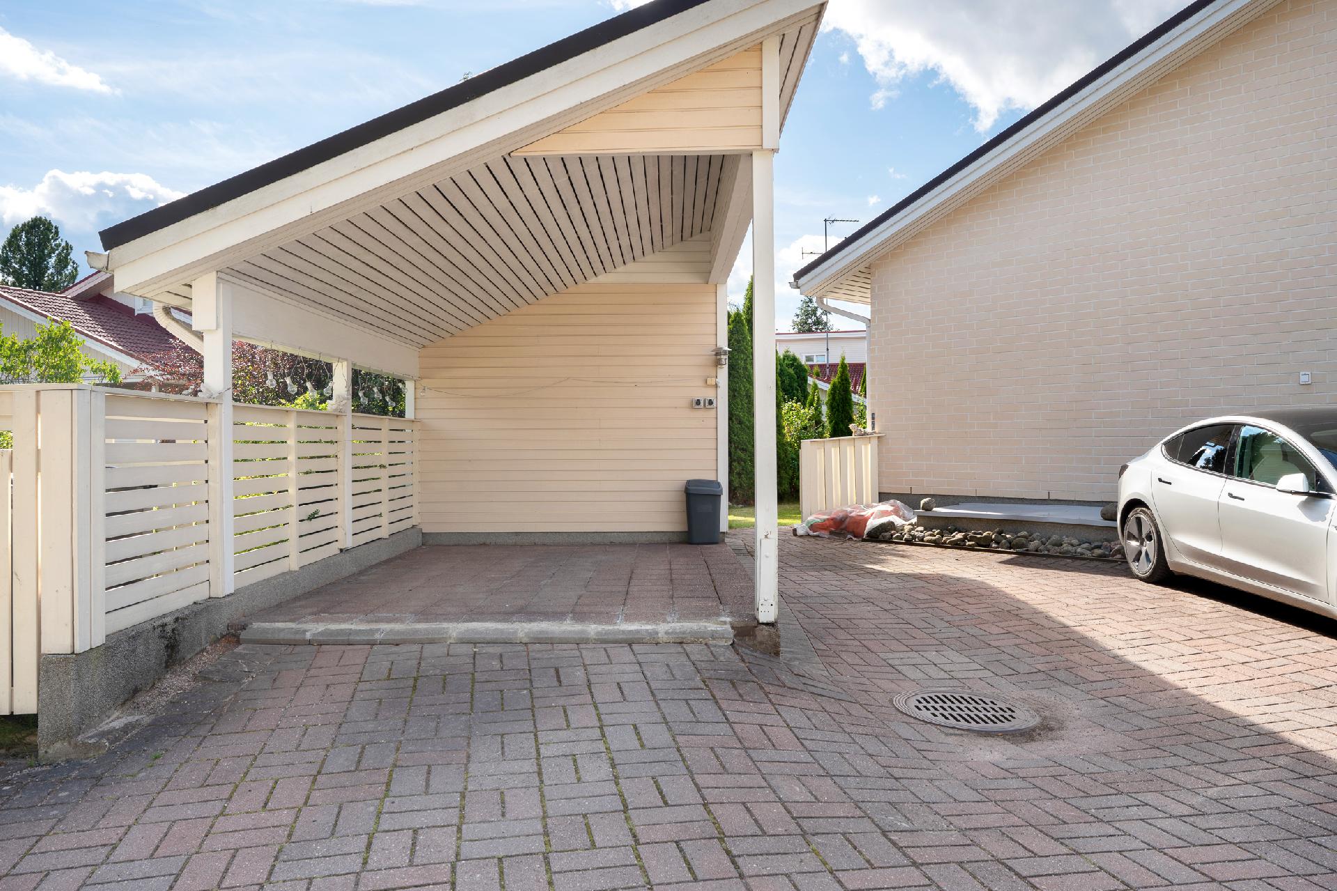 Autokatos ja tilaa 2 autolle vieressä. 