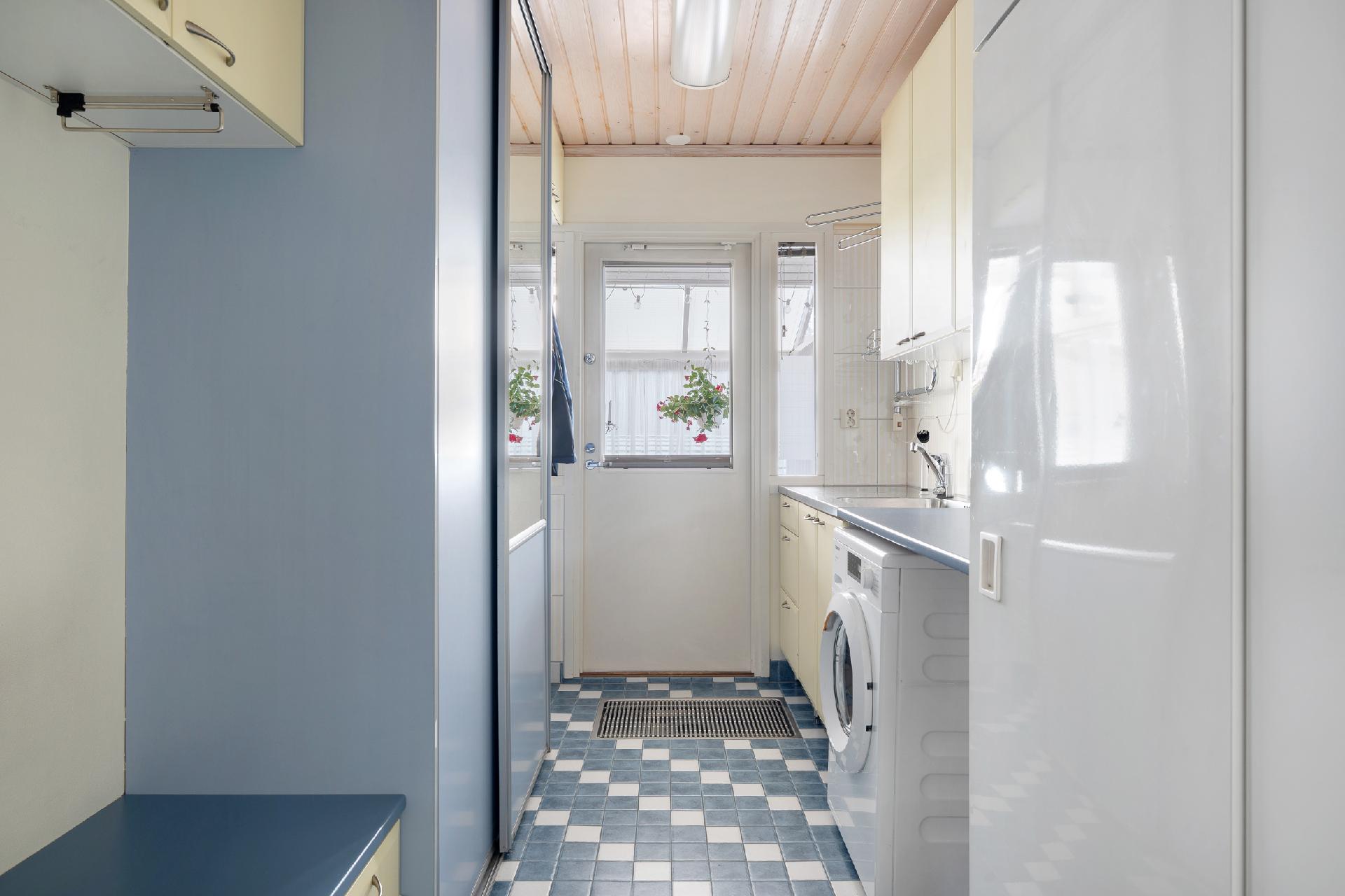 Kodinhoitohuone, josta käynti lasitetulle terassille. 