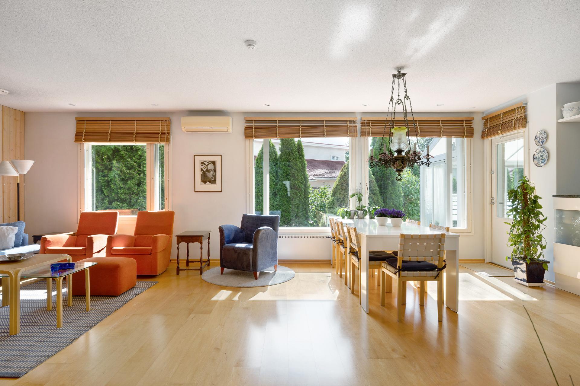 Isot ikkunat tekevät asunnosta valoisan. 