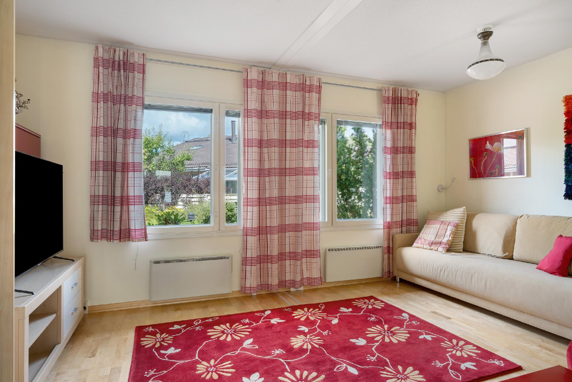 Alakerran toinen mh on yhdistetty kahdesta pienemmästä makuuhuoneesta, helposti jaettavissa 2 makuuhuoneeksi.  