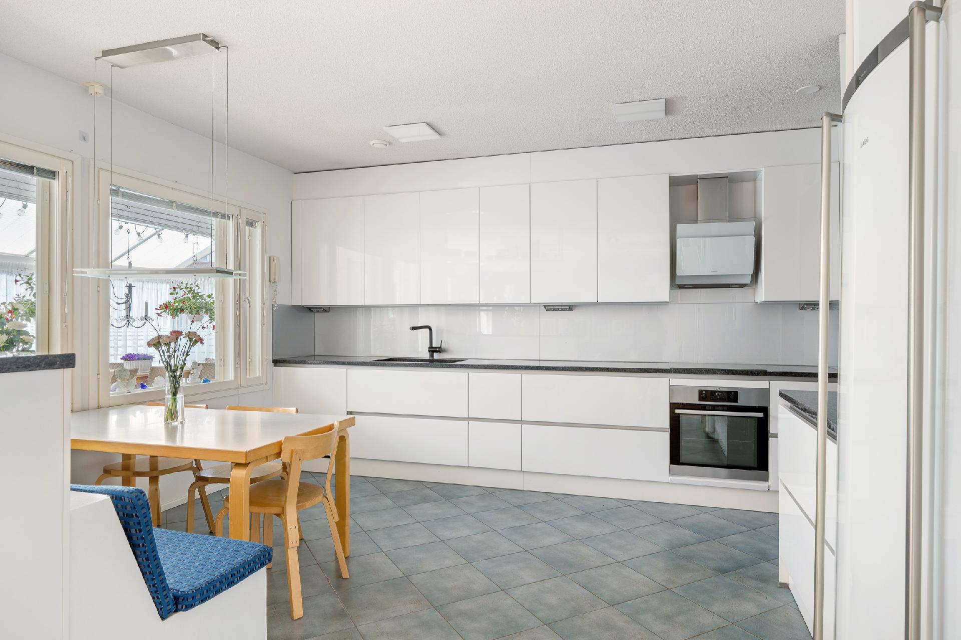 Linjakas keittiö on kauniisti uusittu. 