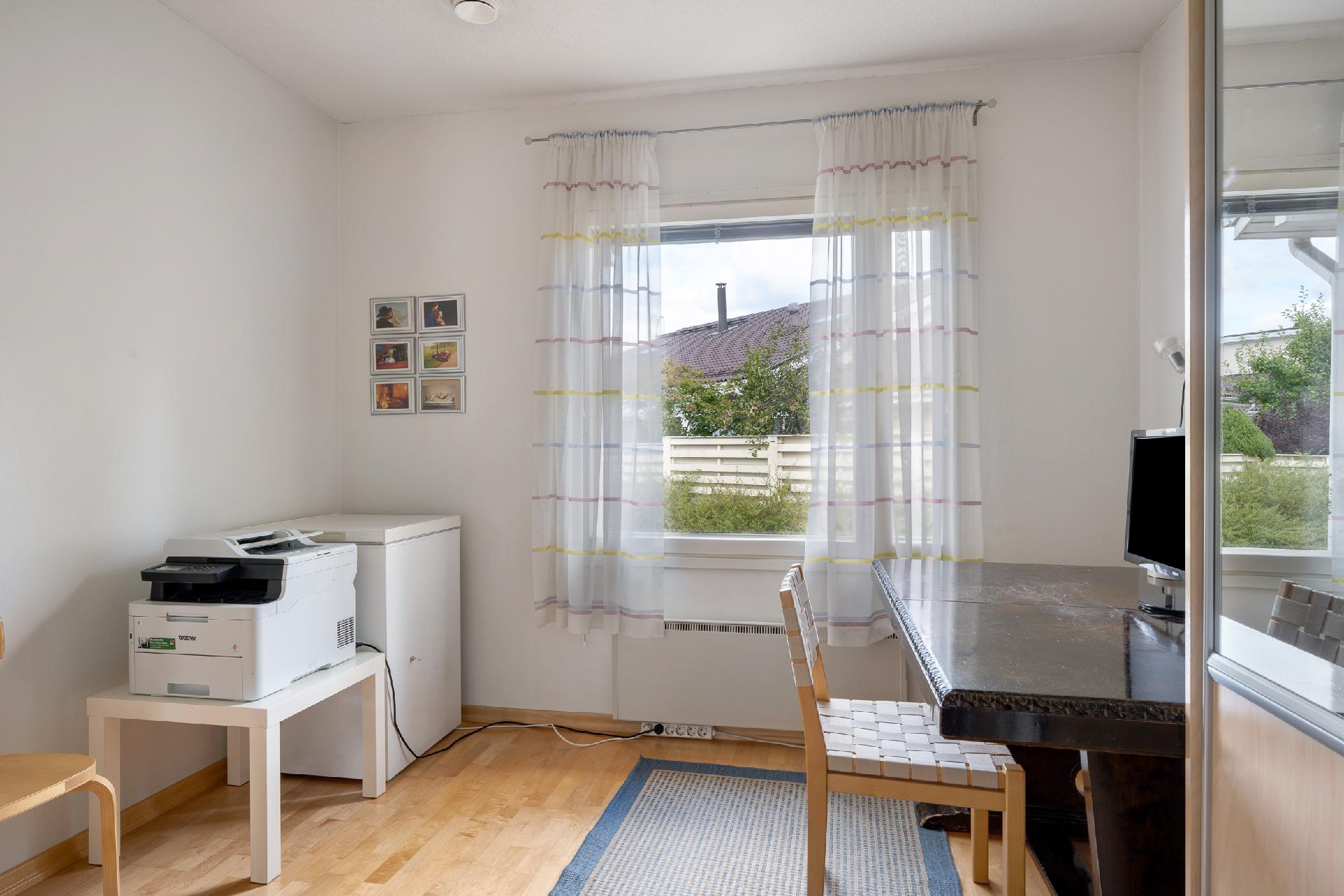 Alakerran mh/työhuone. 