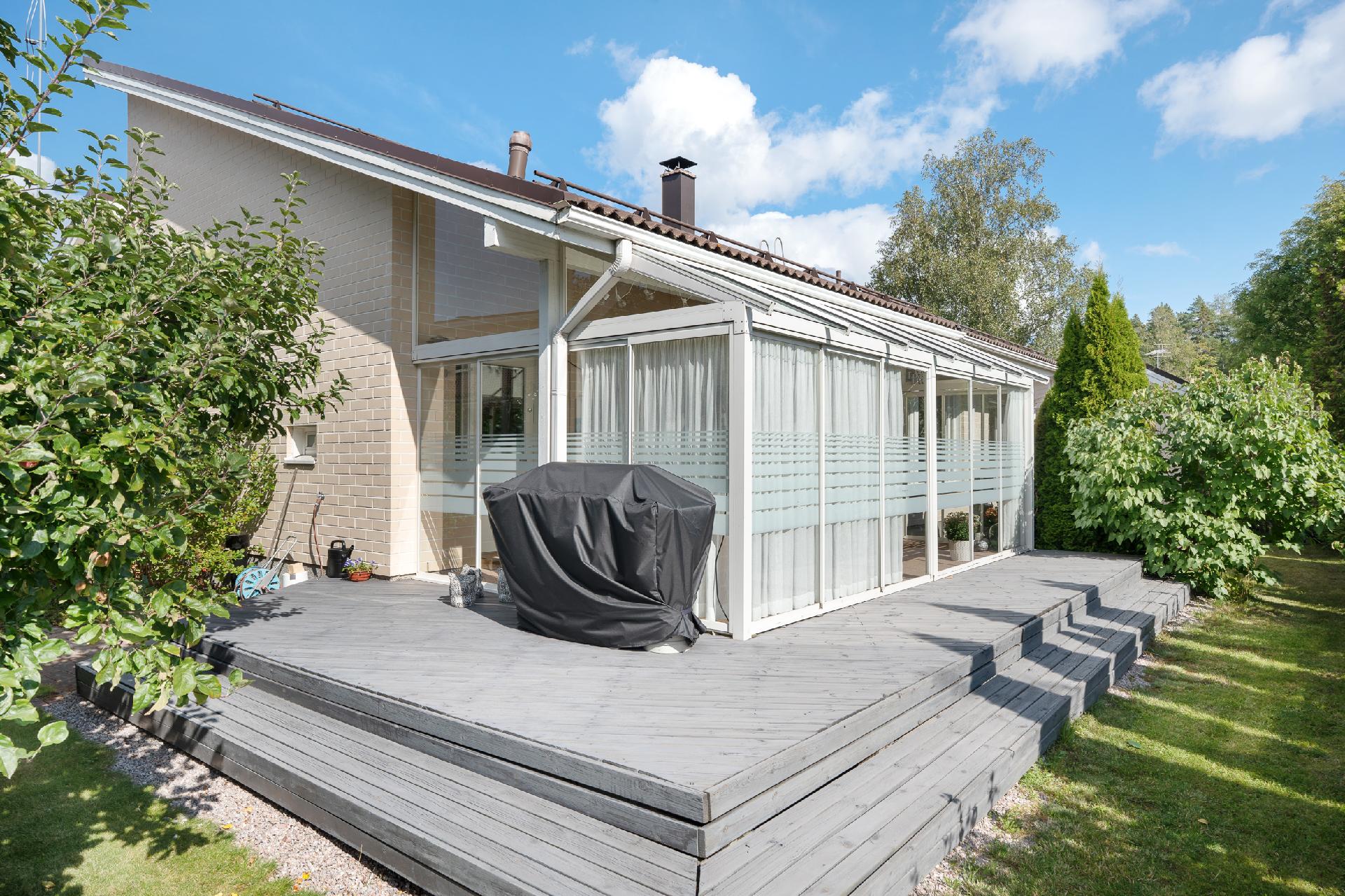 Terassi on kesäisin paras paikka oleskeluun.