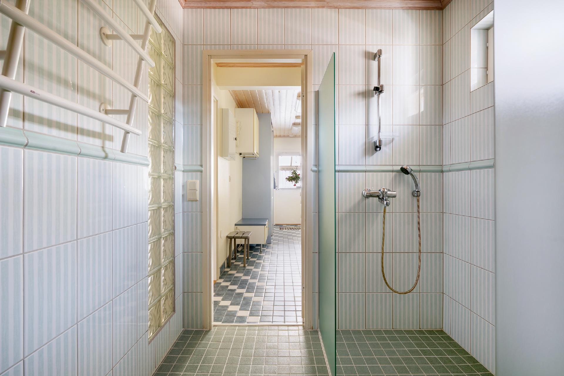 Kylpyhuone, jossa 2 suihkua.