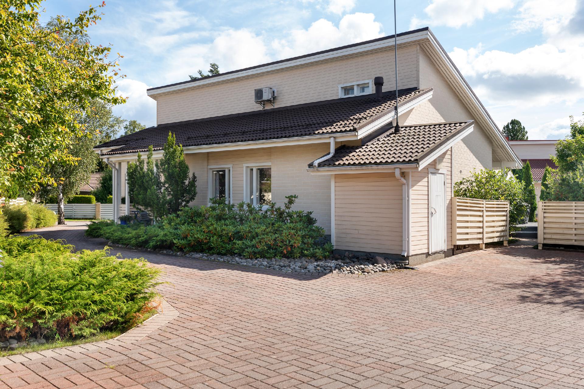 Yhtiön piha on kauniisti kivetty. 