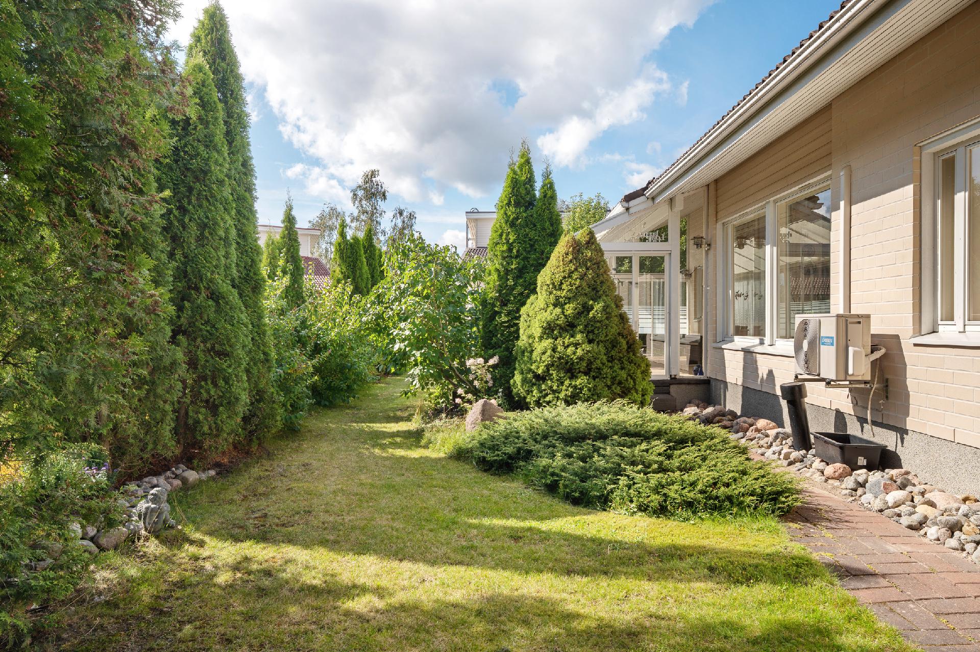 Asunnolla on viimeistelty puutarha. 